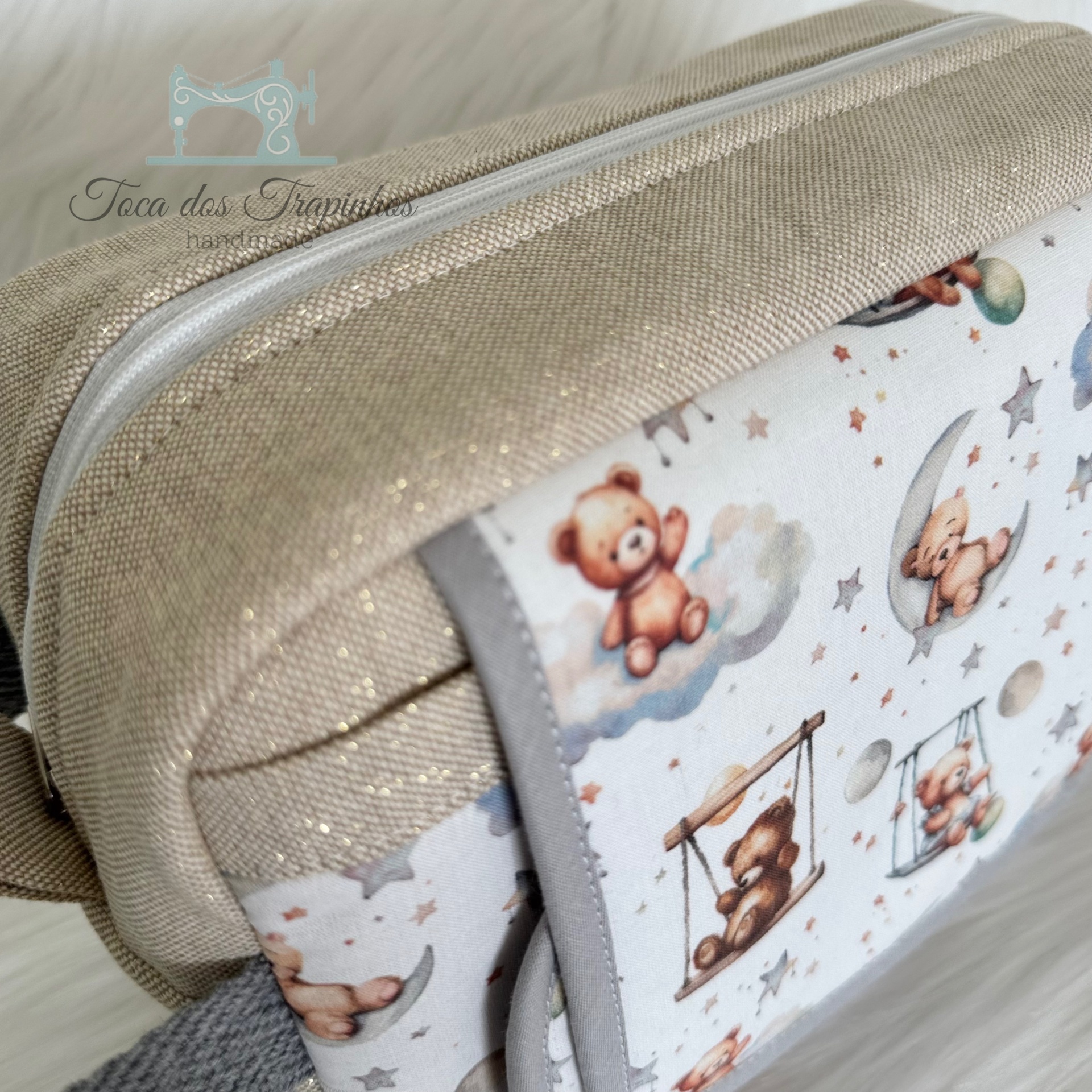 Bolsa bege cintilante com padrão de ursinhos e estrelas