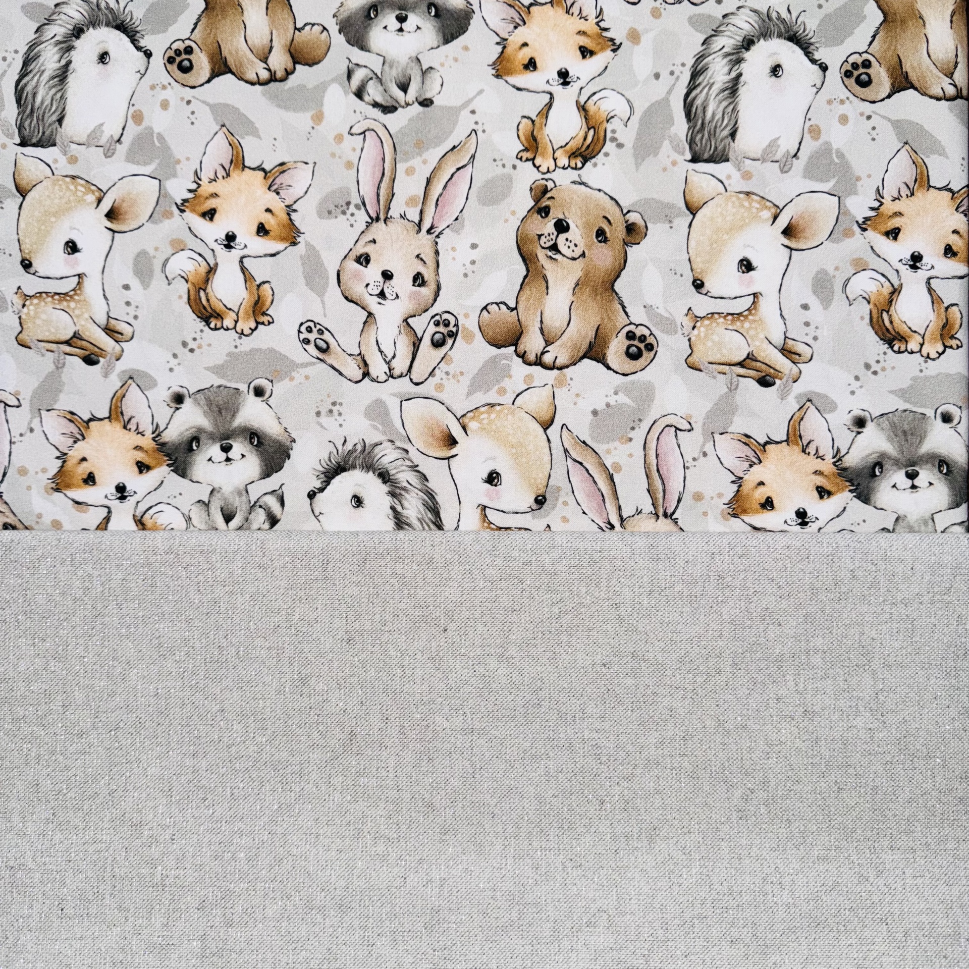 tecido estampado com animais bebés e tecido cinza liso