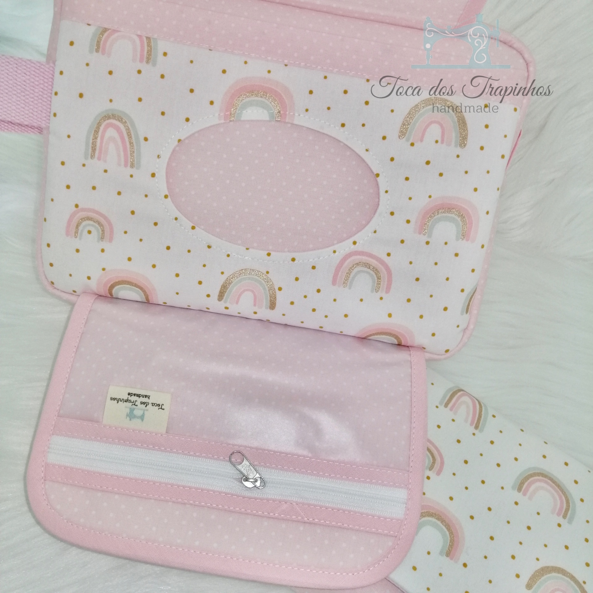 Estojo tecido rosa com padrão de arcos-íris e bolso com fecho branco