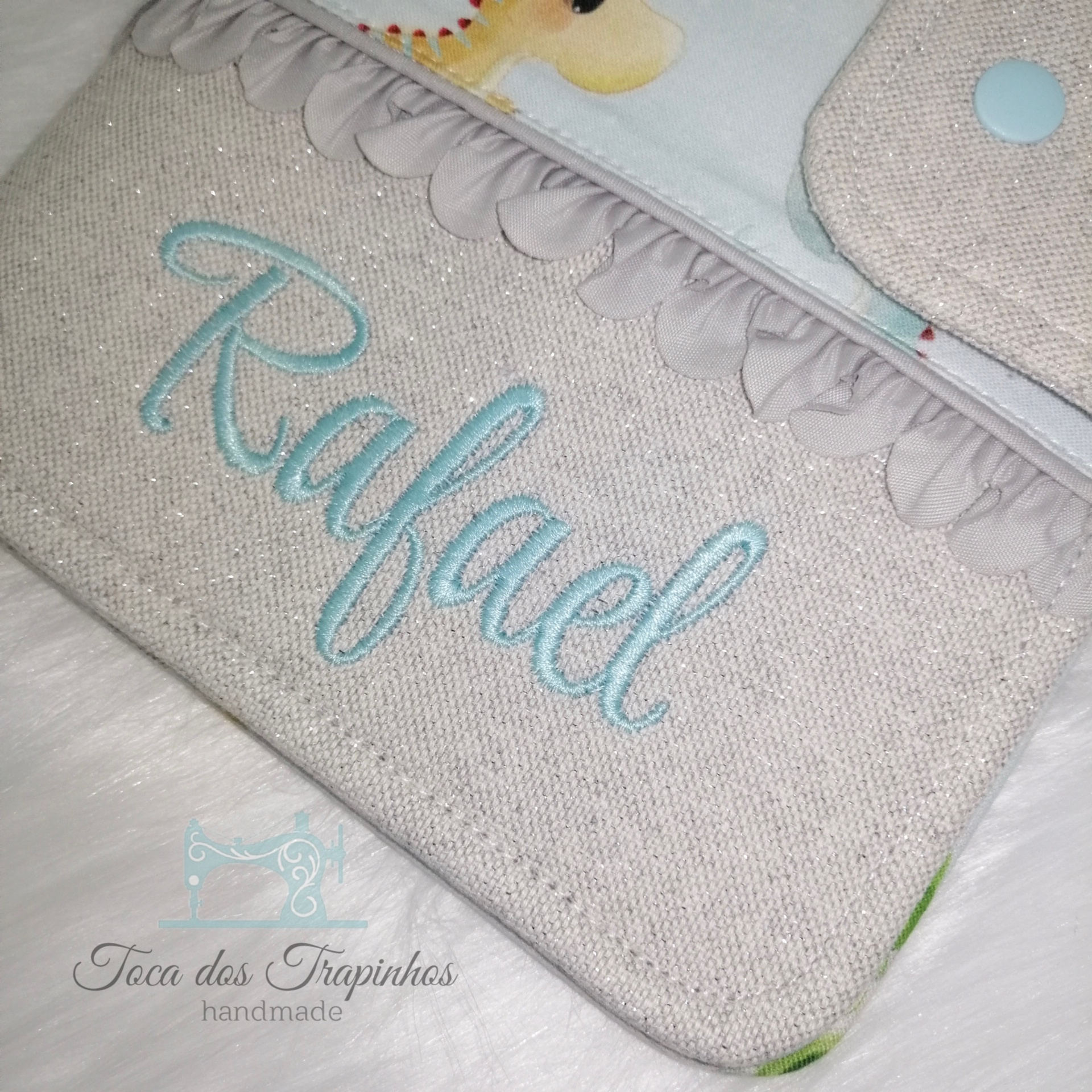 Bolsa de tecido cru com bordado azul 'Rafael' e desenho de girafa