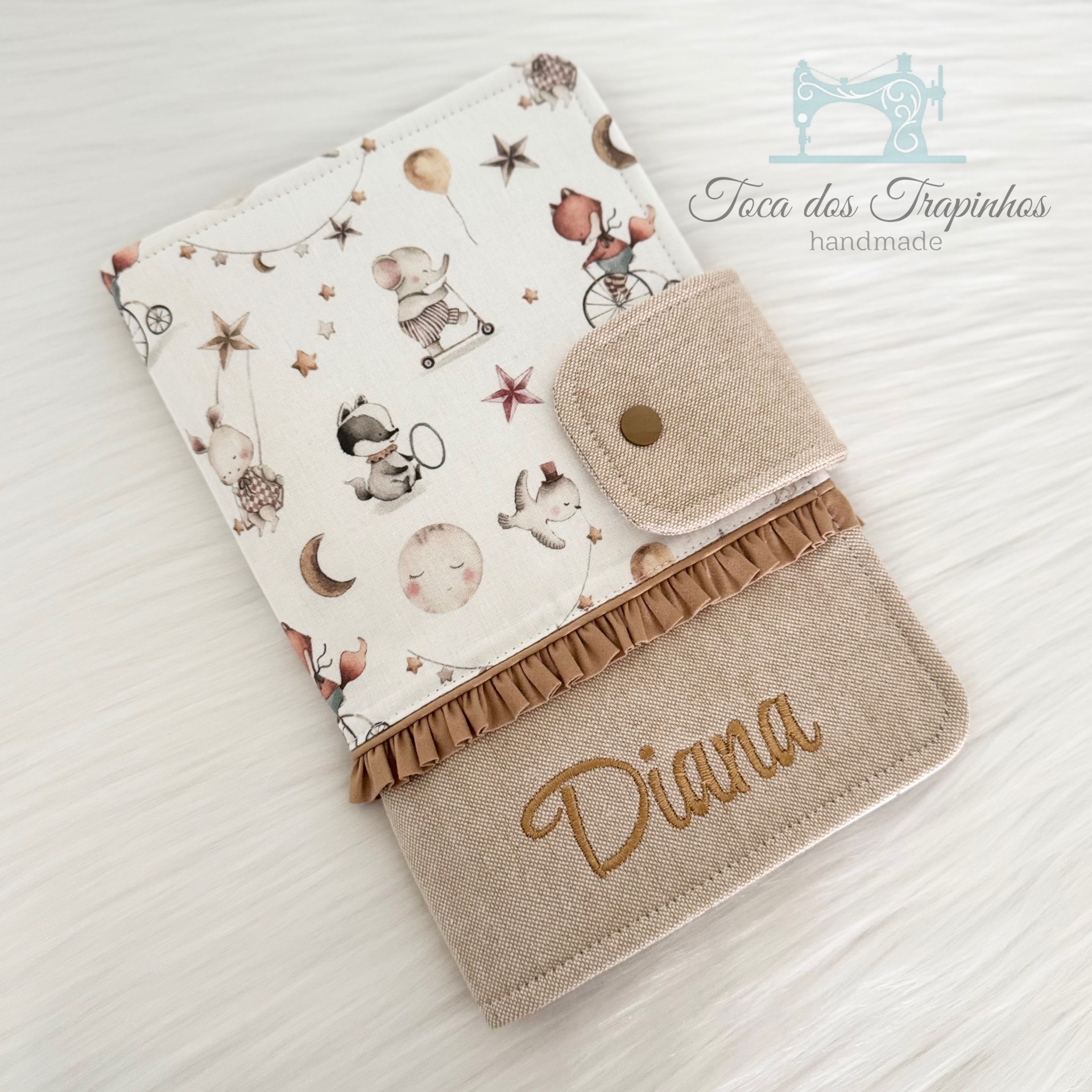 Capa personalizada para bebê com padrão de ratinhos e nome Diana bordado