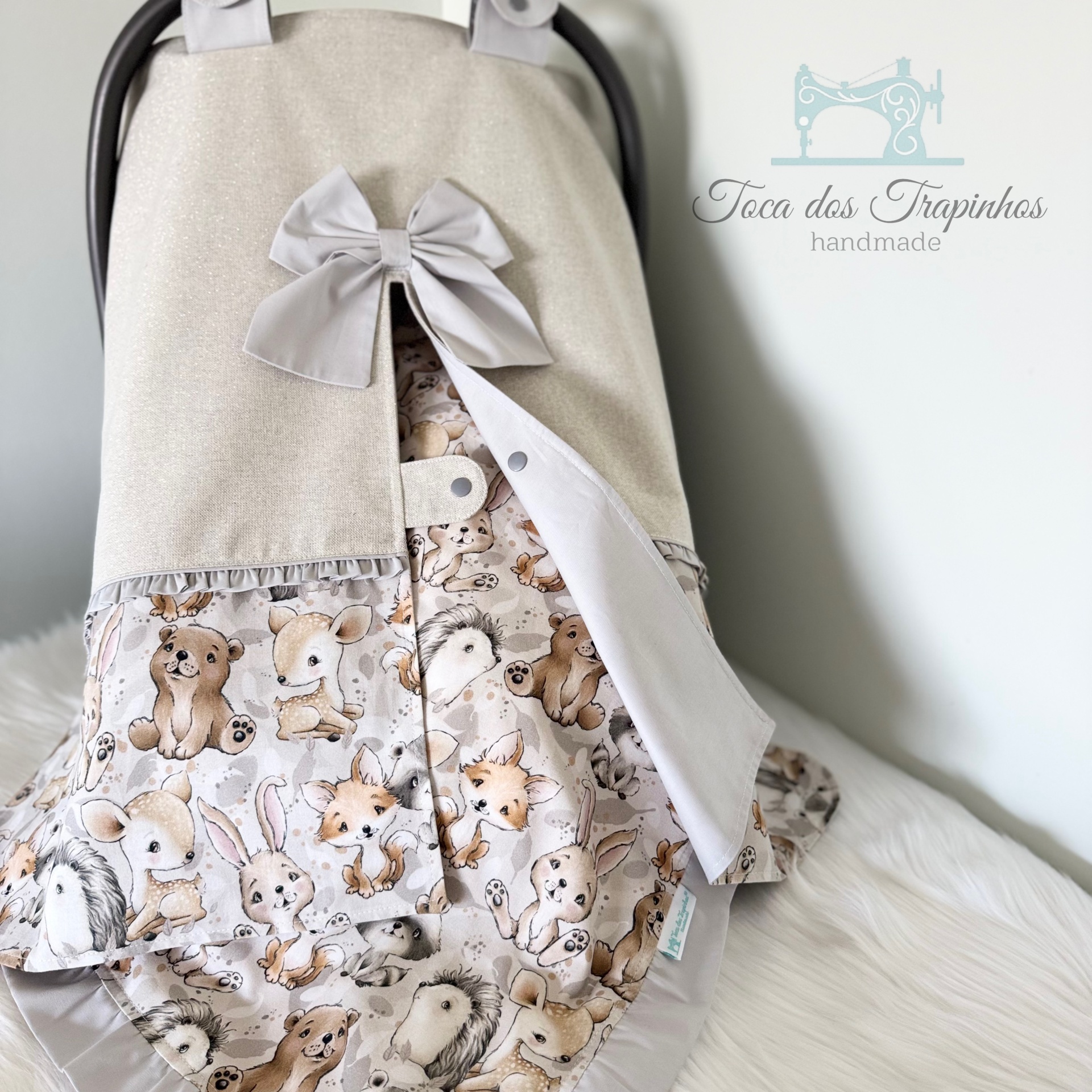Capa para carrinho de bebé bege com laço e interior estampado com animais