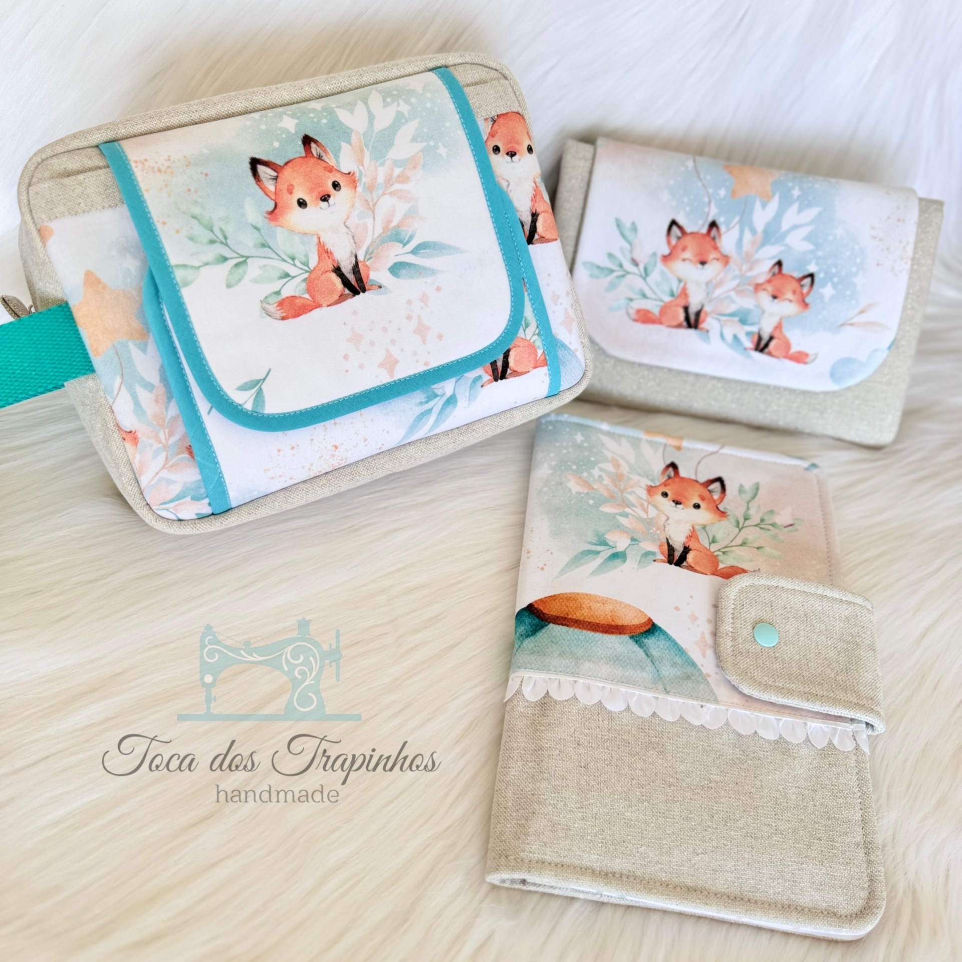 Conjunto de acessórios de tecido com estampa de raposas e logotipo artesanal