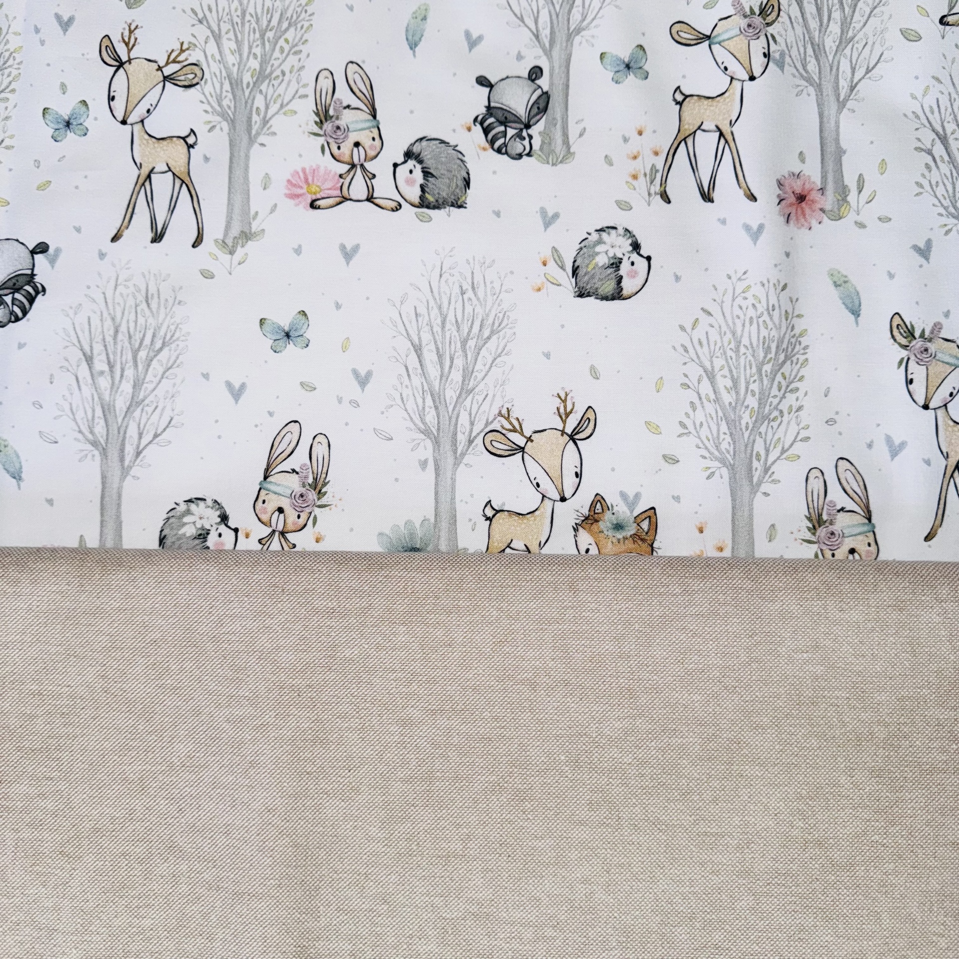 tecido infantil estampado com animais da floresta e tecido sólido bege