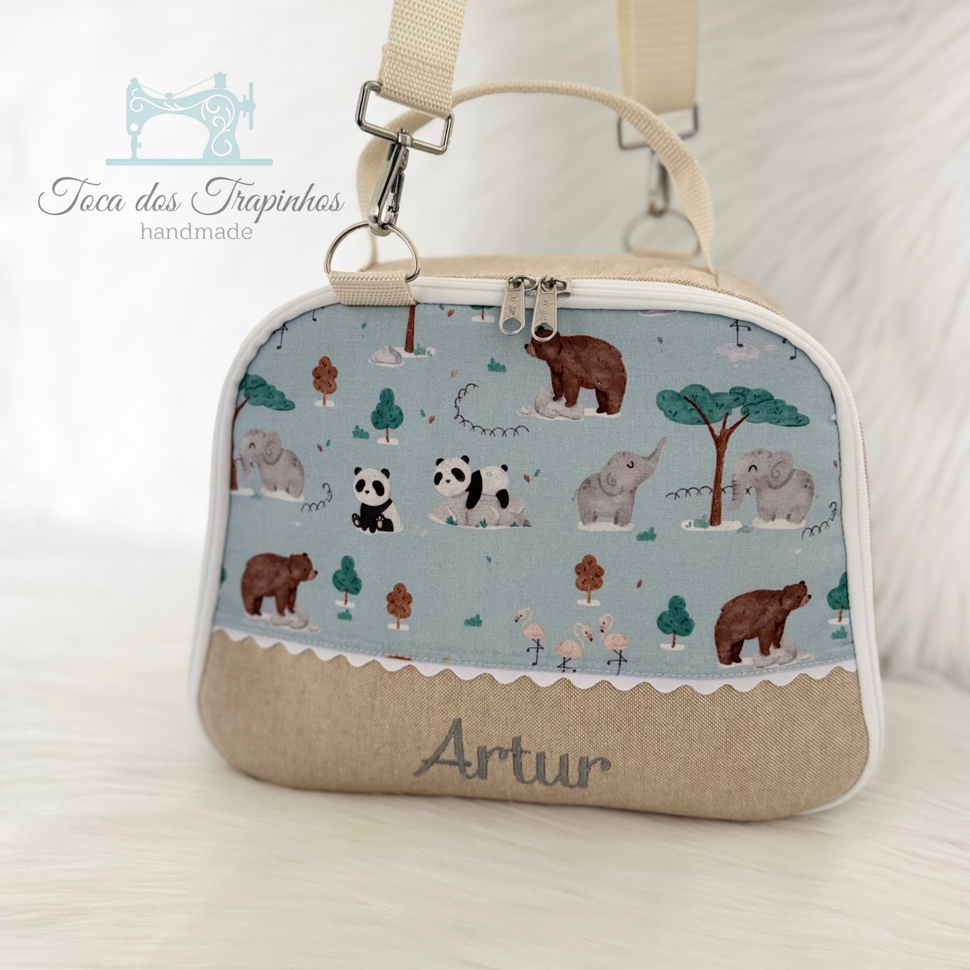 Mala infantil com padrão de animais e nome Artur bordado
