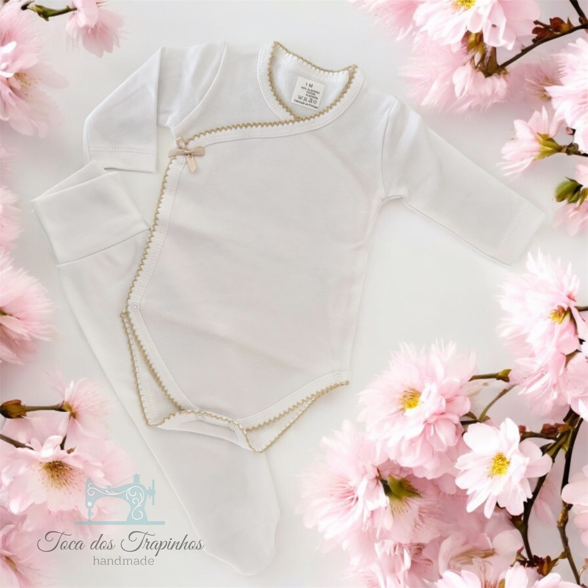 Body branco bebé com bordado bege e flores cor-de-rosa