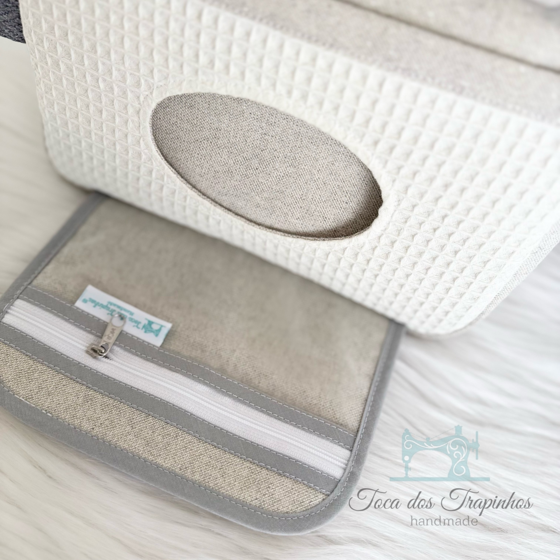 Bolsa ou estojo de tecido branco e cinza com fecho de correr