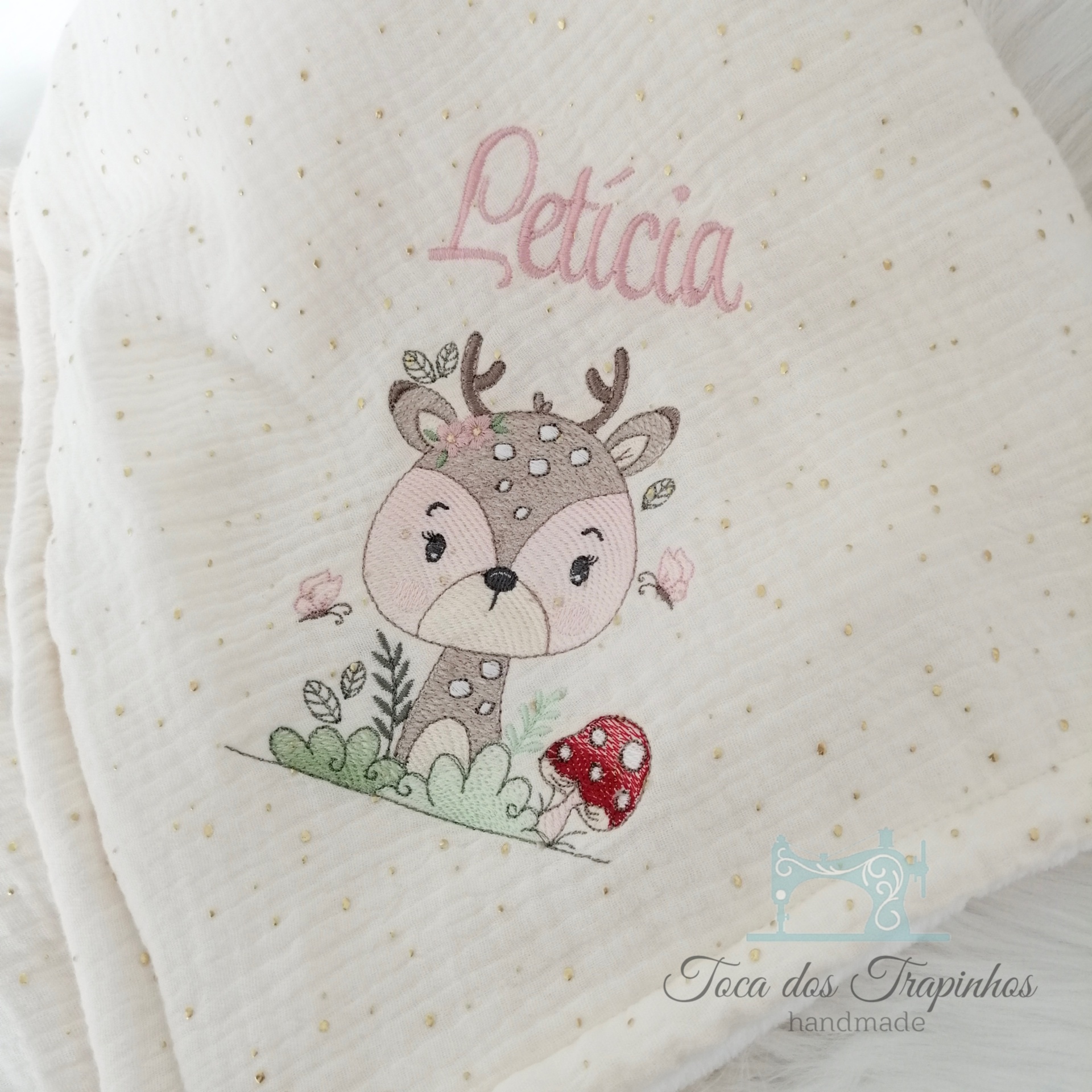 Manta branca com bordado de cervo, cogumelo e texto 