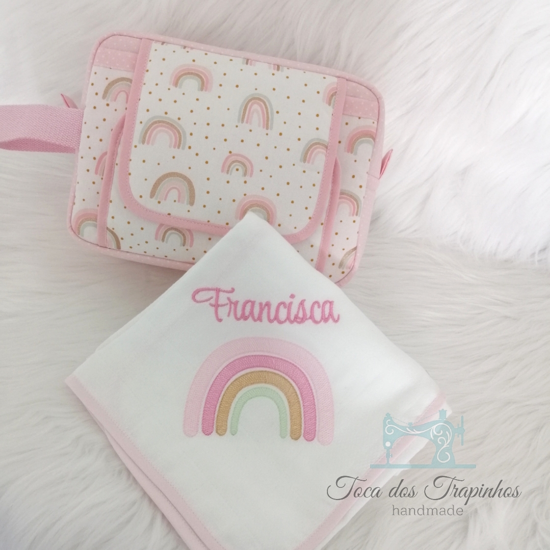 Necessaire e manta branca bordada com arco-íris e nome Francisca
