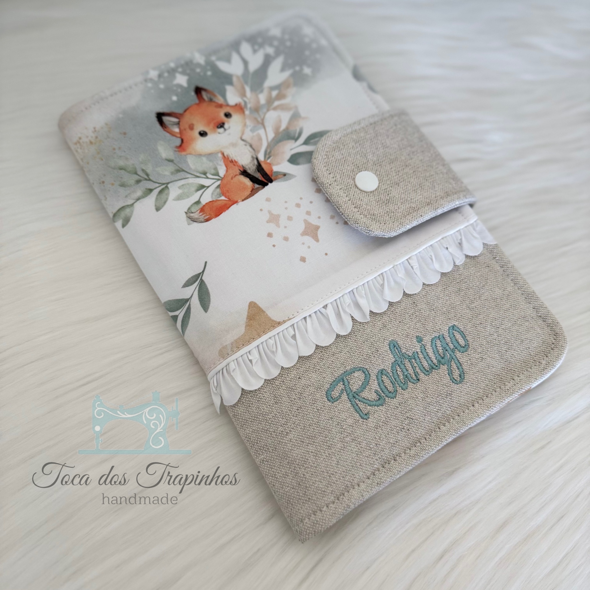 Capa de tecido com desenho de raposa e nome Rodrigo bordado