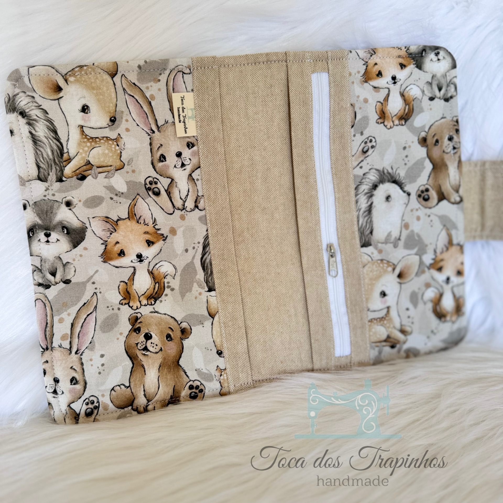 Carteira tecido com padrão de animais fofos e bolso com fecho branco
