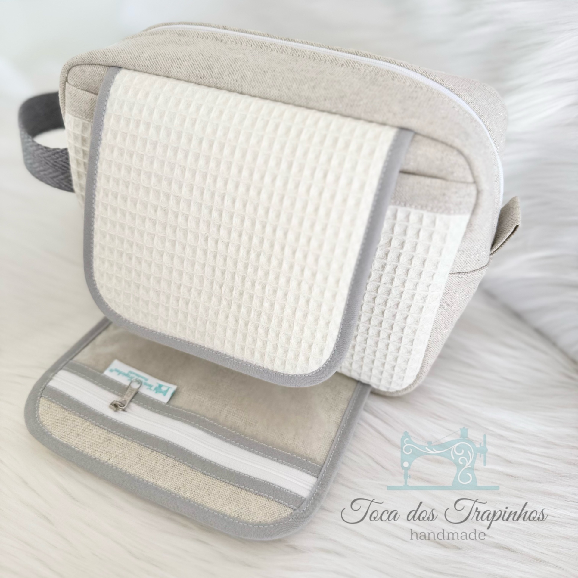 Bolsa ou estojo tecido bege creme com padrão waffle e fecho branco