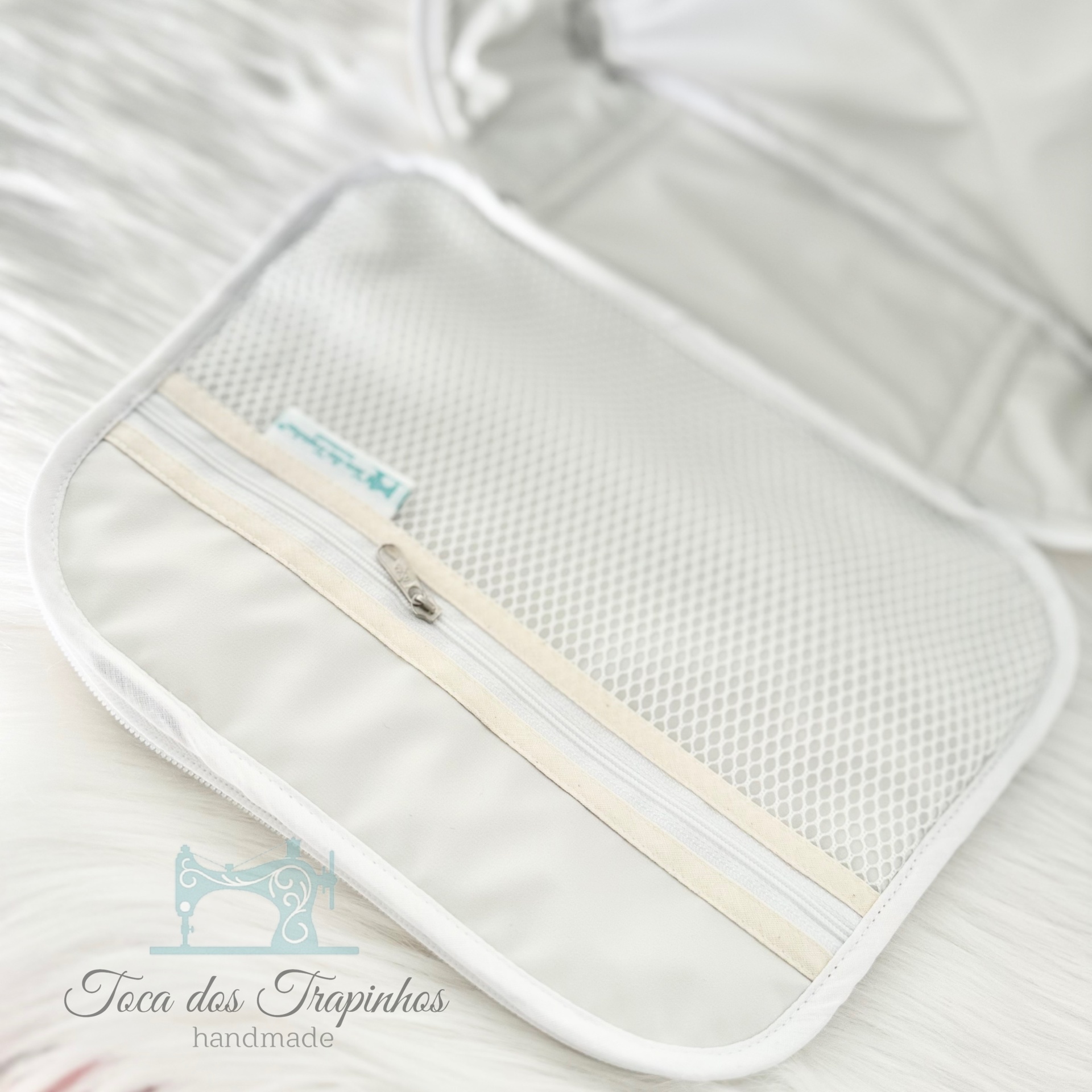 Mala branca com bolso de rede e fecho, feita à mão