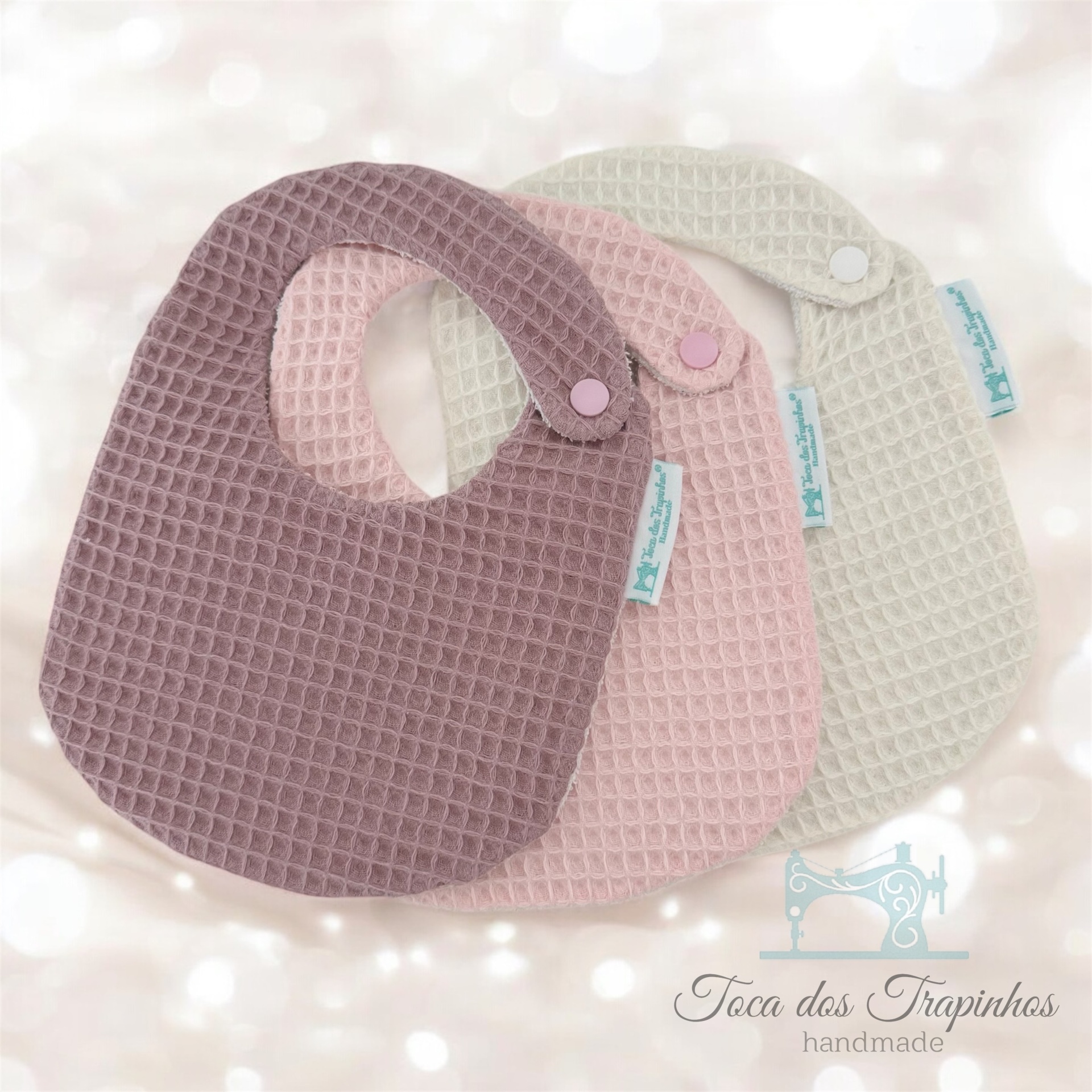 Três babetes para bebé textura waffle castanho rosa bege com fecho de mola
