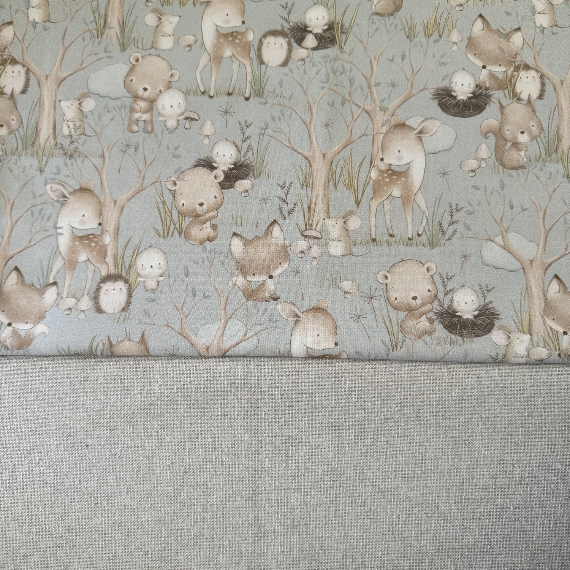 Tecido infantil estampado com animais da floresta e tecido cinza liso