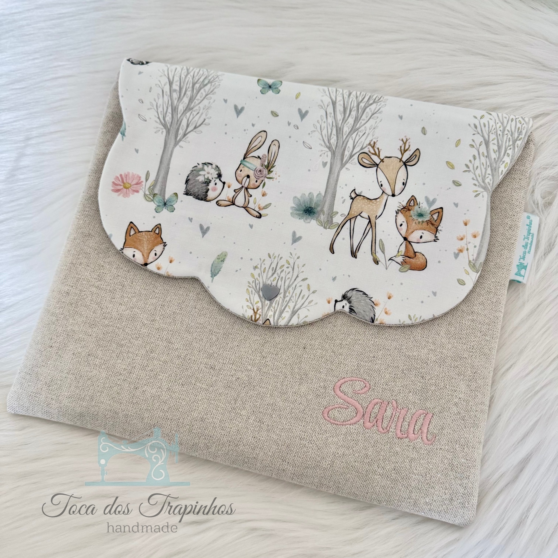 Estojo de tecido bege com desenhos de animais da floresta e nome Sara bordado