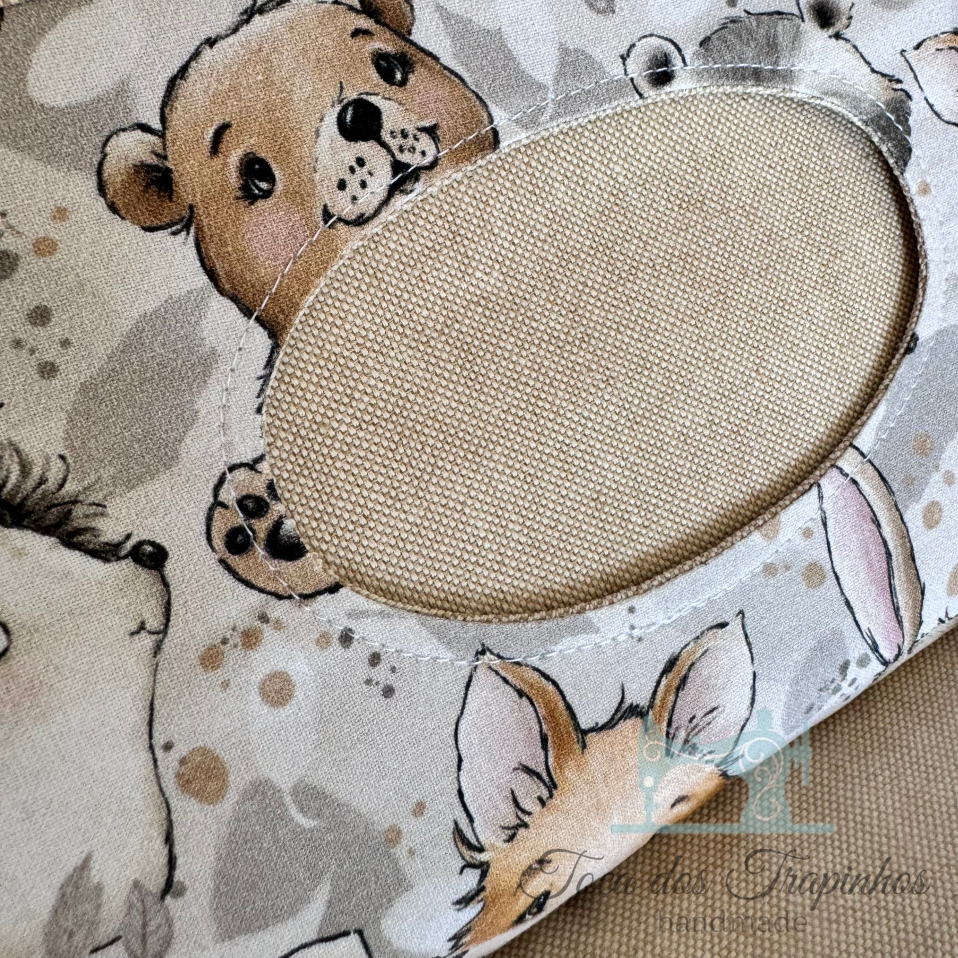 Capa com estampado de animais e janela oval de tecido rústico