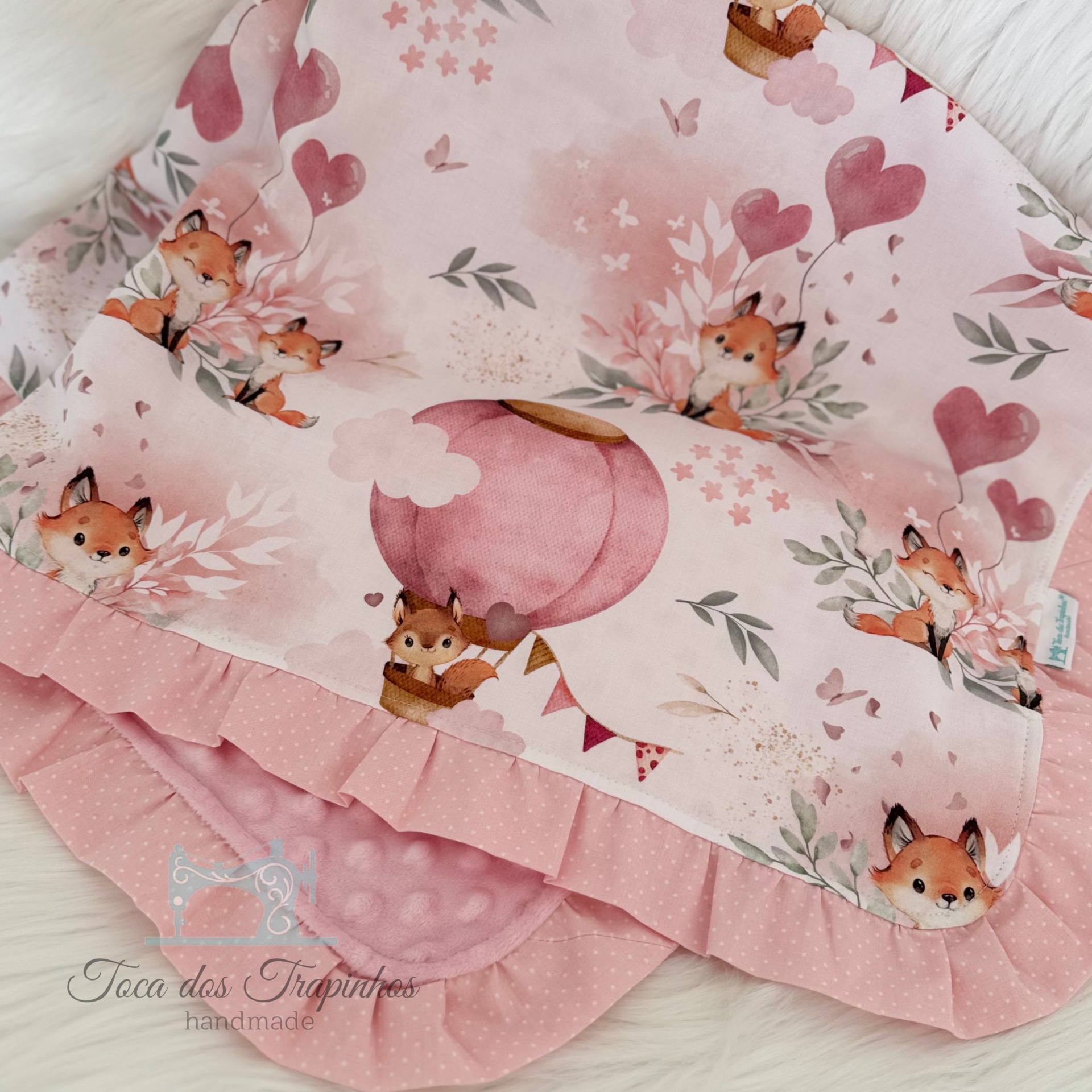 Manta rosa com padrão de raposas e corações