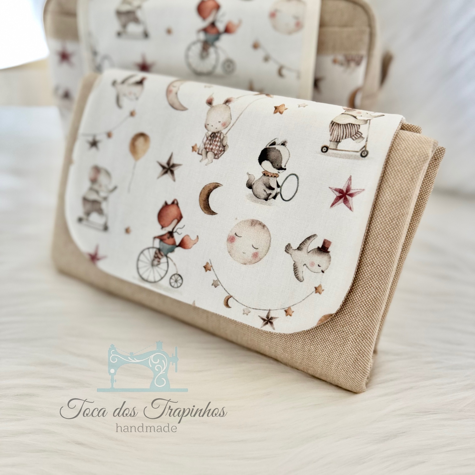 Carteira pequena com padrão de animais em tecido bege e branco