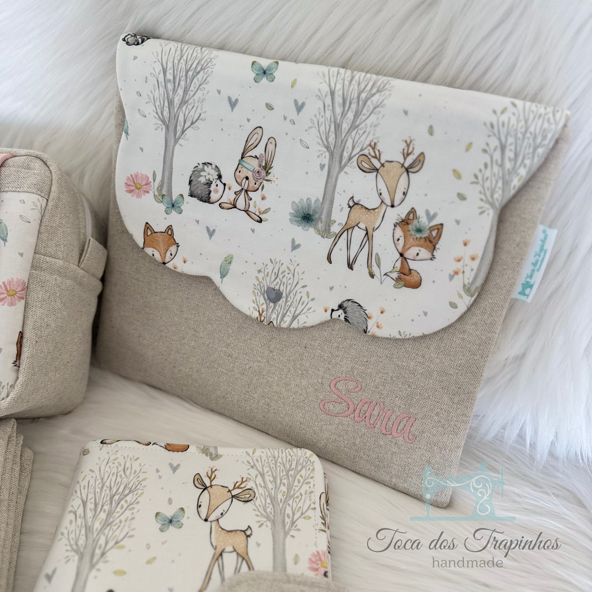Bolsa bege com tampa branca e animais da floresta decorativos, com nome 'Sania' bordado