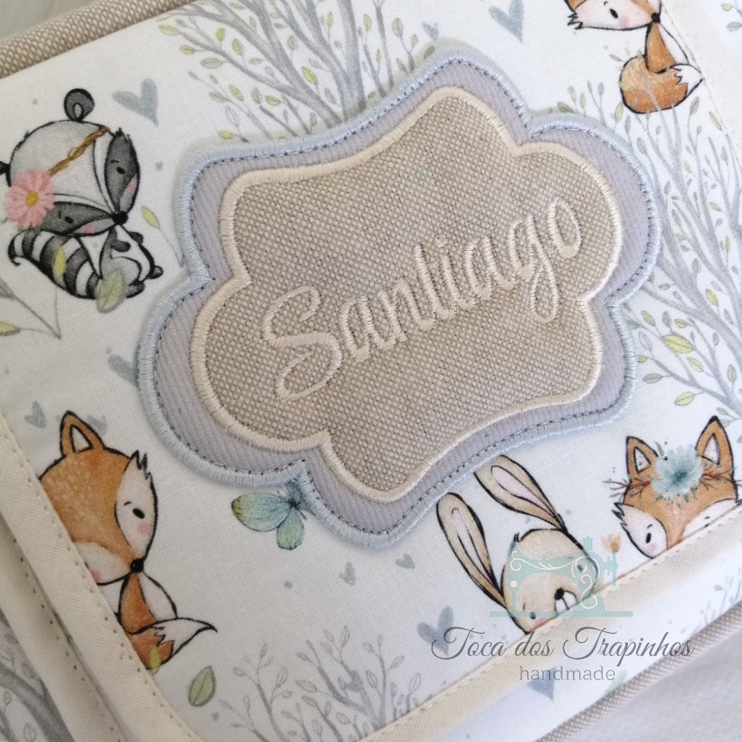 Capa de tecido com padrão de animais e bordado 'Santiago'