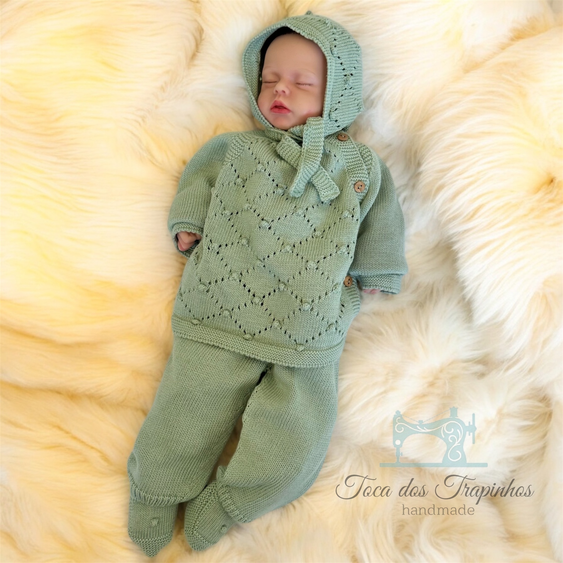 Conjunto de roupa para bebé em malha verde clarinho com casaco, calças, botas e capuz