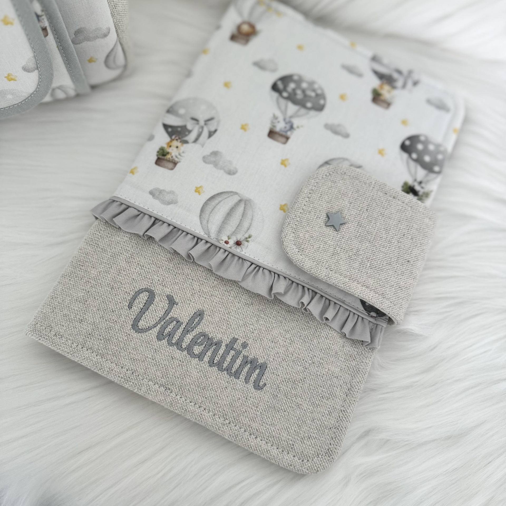 Capa decorativa para caderno com balões e nome 'Valentim' em tecido cinza e branco