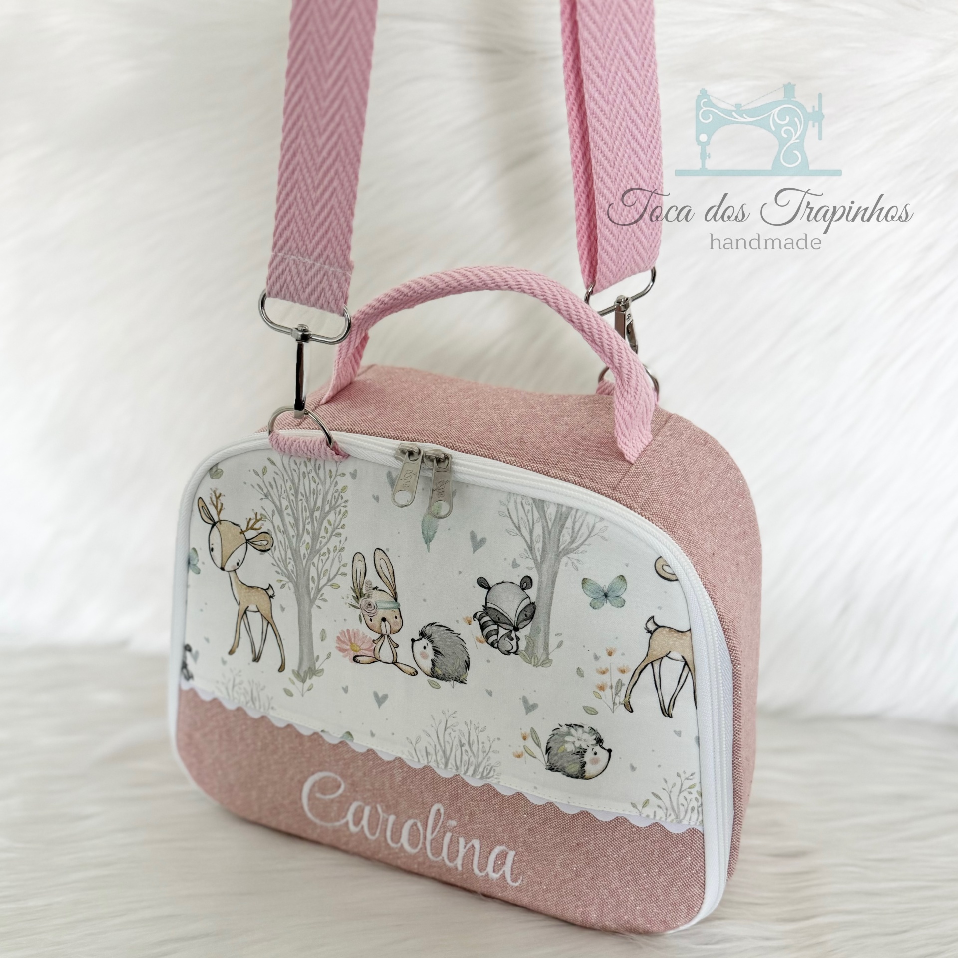 Bolsa infantil rosa com desenhos de animais da floresta e nome Carolina bordado