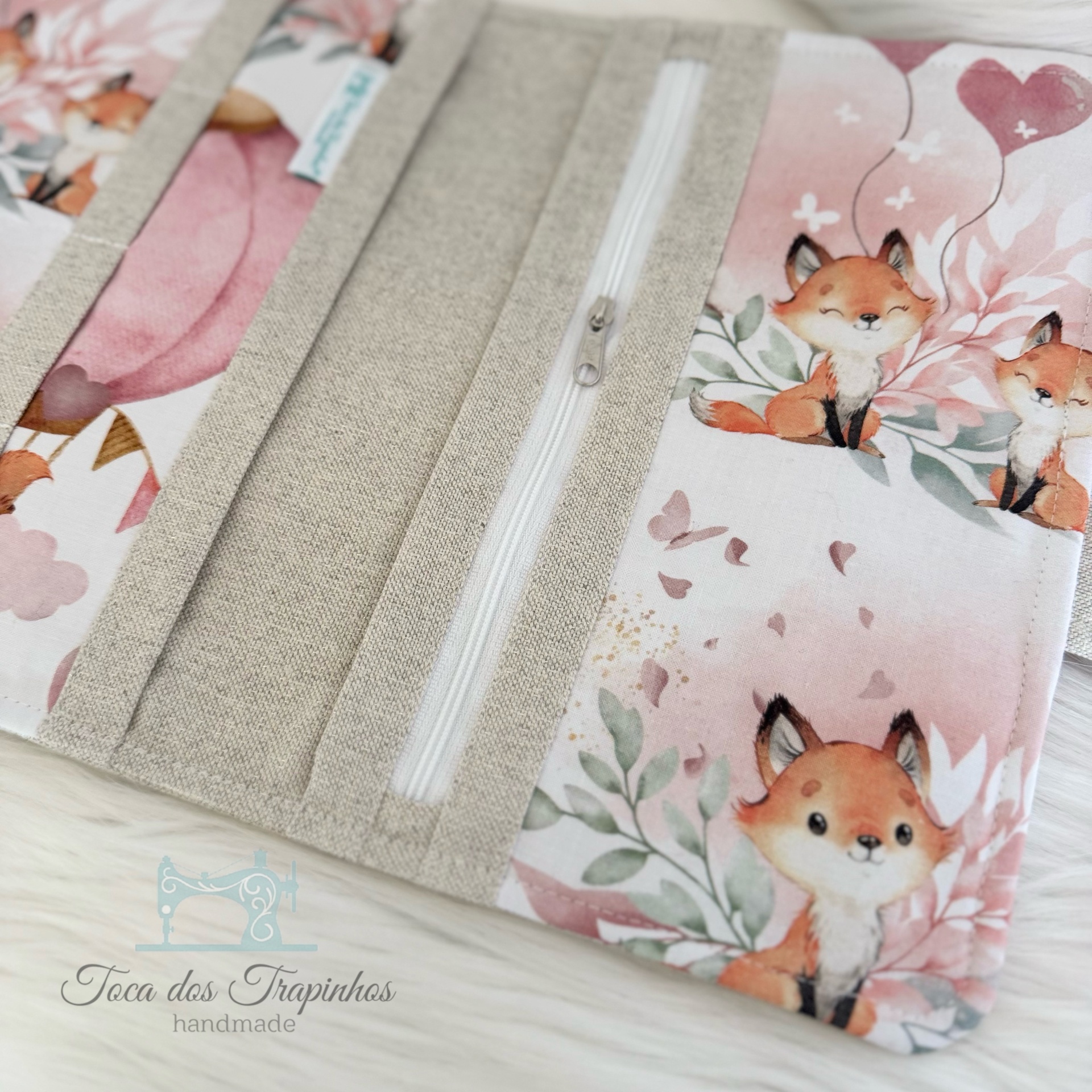 Bolsa handmade com padrão de raposas e fecho branco