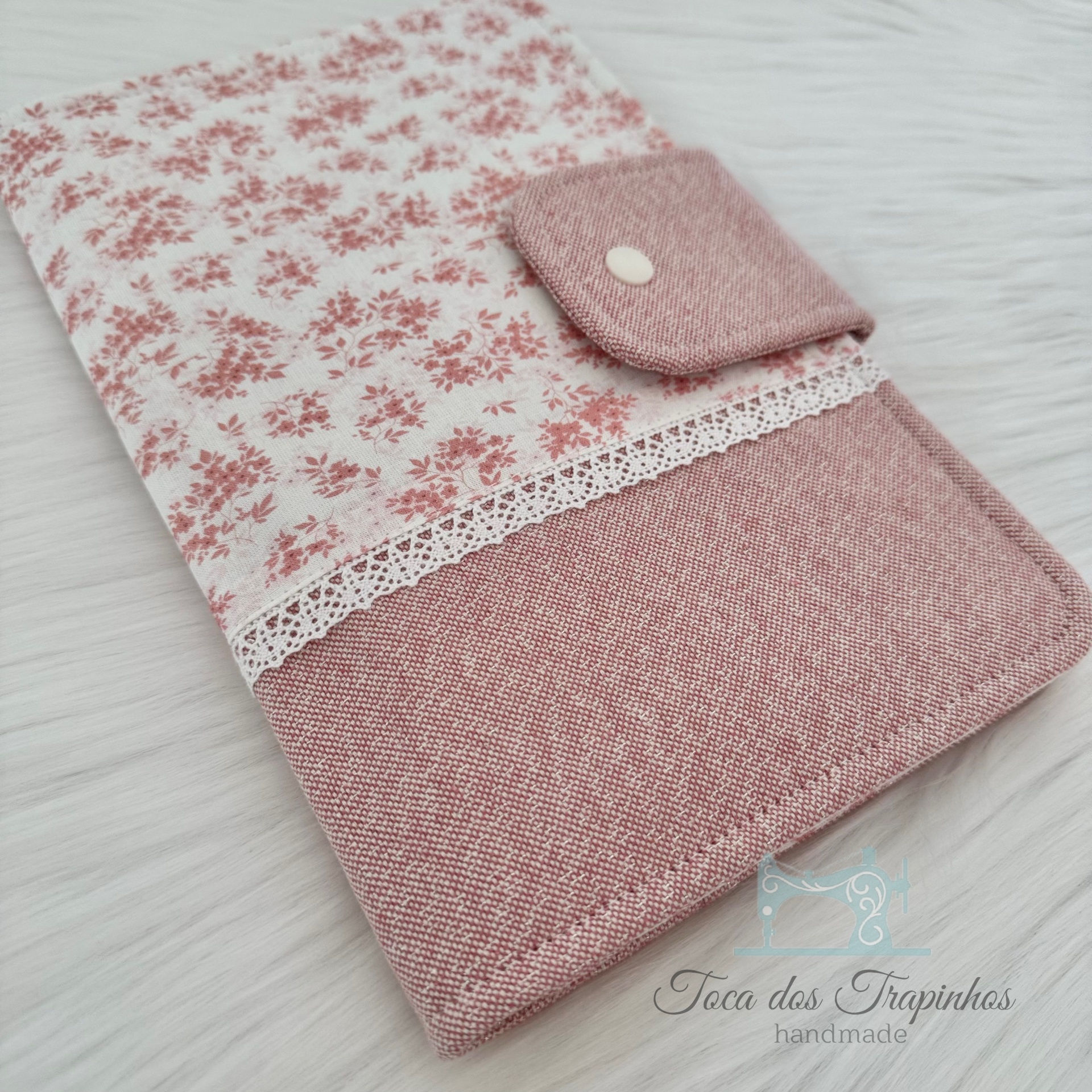 Capa artesanal para livro ou caderno rosa com padrão floral e renda