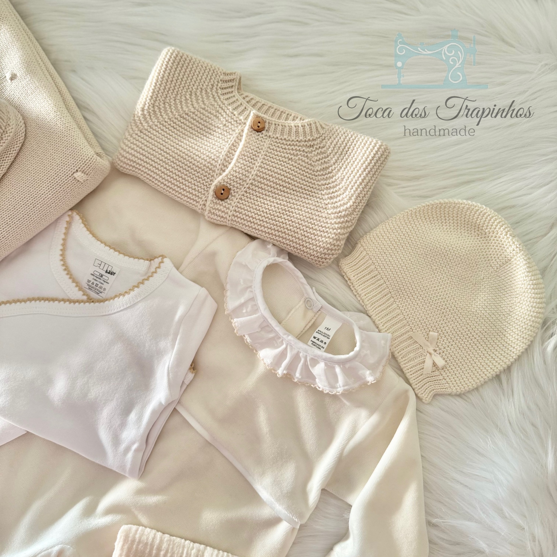 Conjunto de roupa para bebé com casaco de malha, gorro e bodies em tons creme e branco