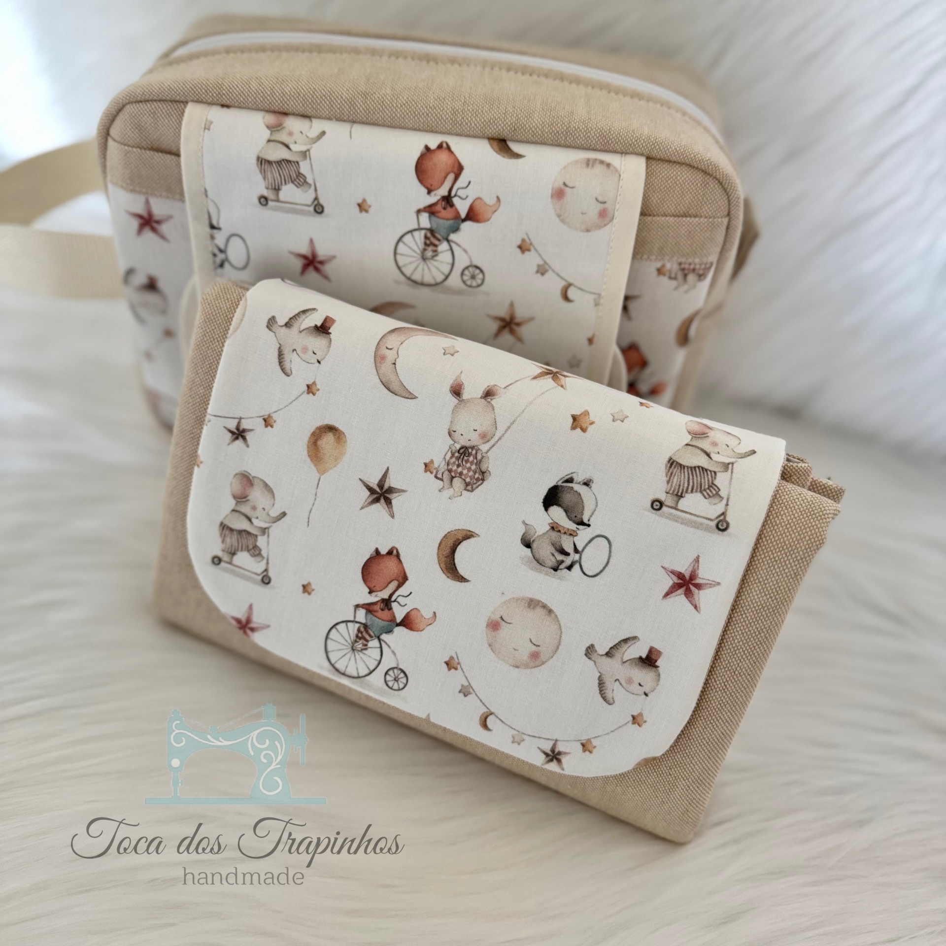 Bolsa e carteira artesanal de tecido bege com padrão infantil e gravação Toca dos Trapinhos handmade
