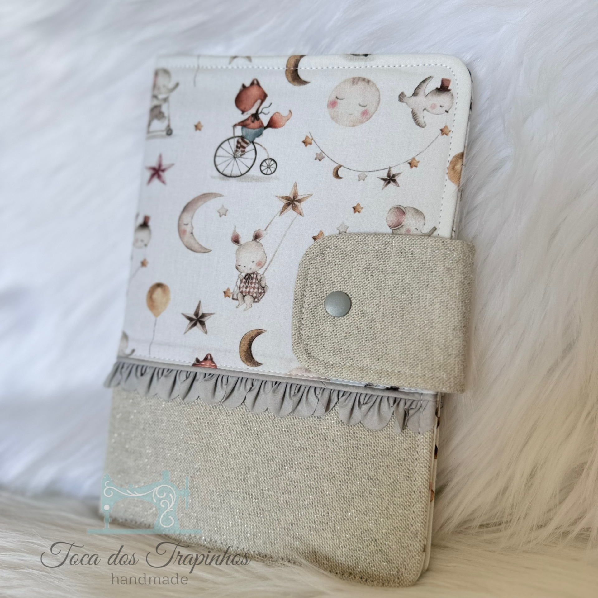 Carteira estampada com lua, estrelas, raposa e coelho com detalhe em tecido bege e botão