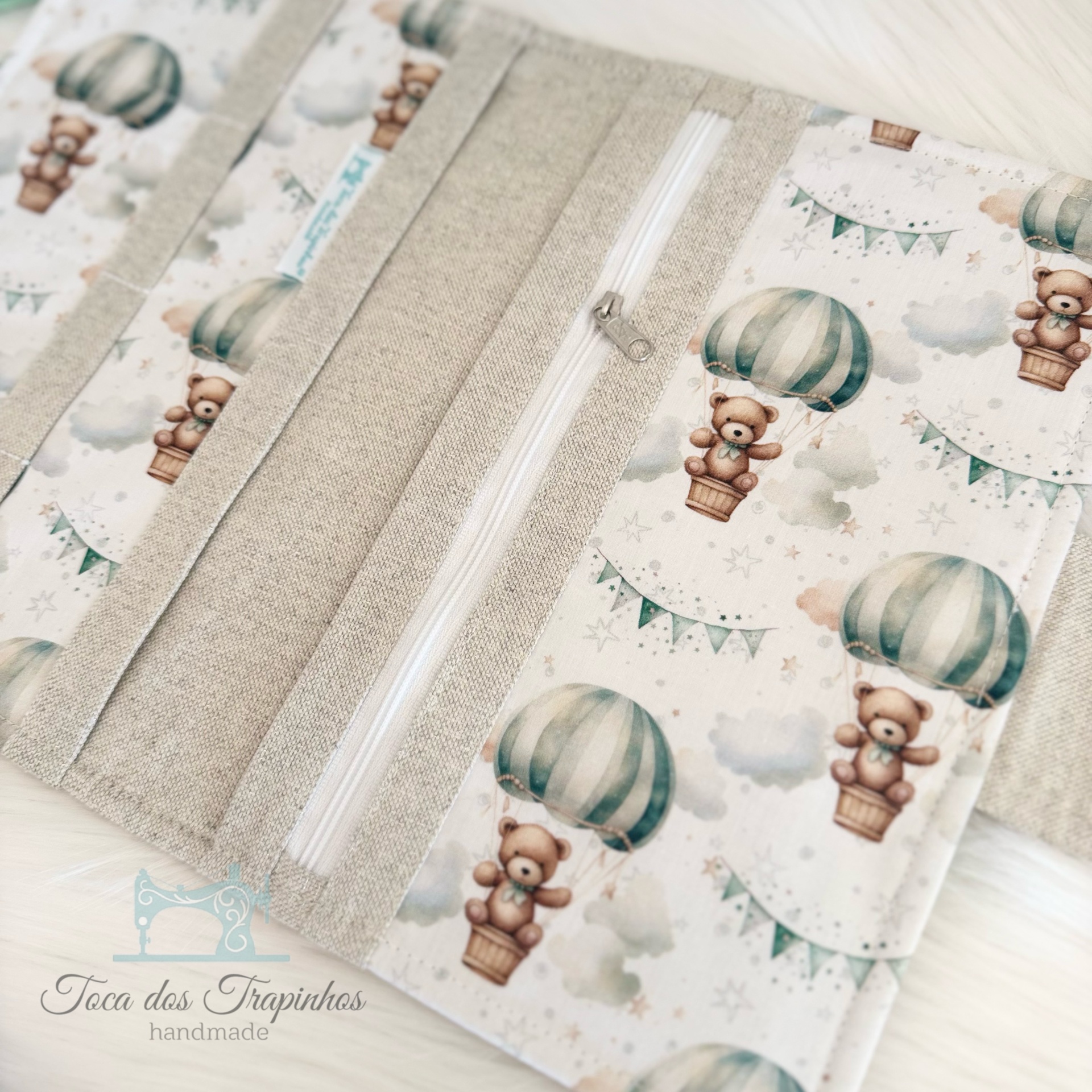 Carteira ou porta-documentos em tecido com padrão de ursos em balões e nuvens.