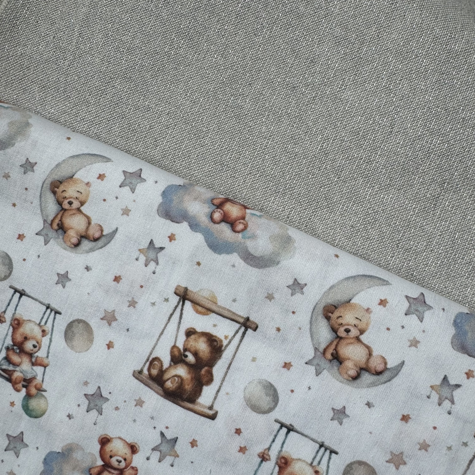 Tecido infantil com padrão de ursos e estrelas sobre fundo branco