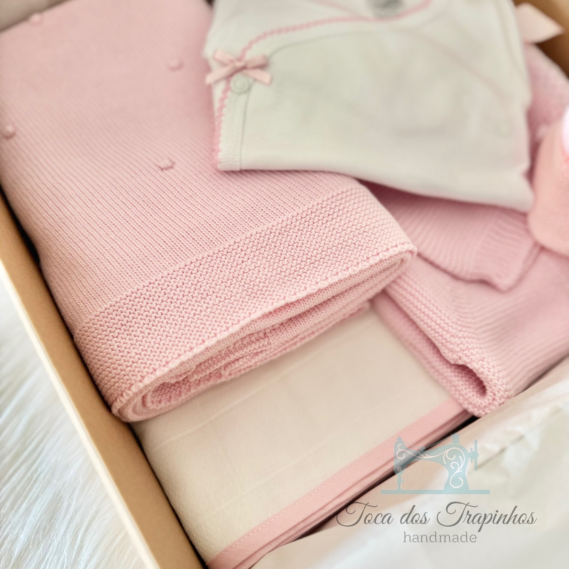 Conjunto de roupa de bebé cor rosa claro e branco em caixa