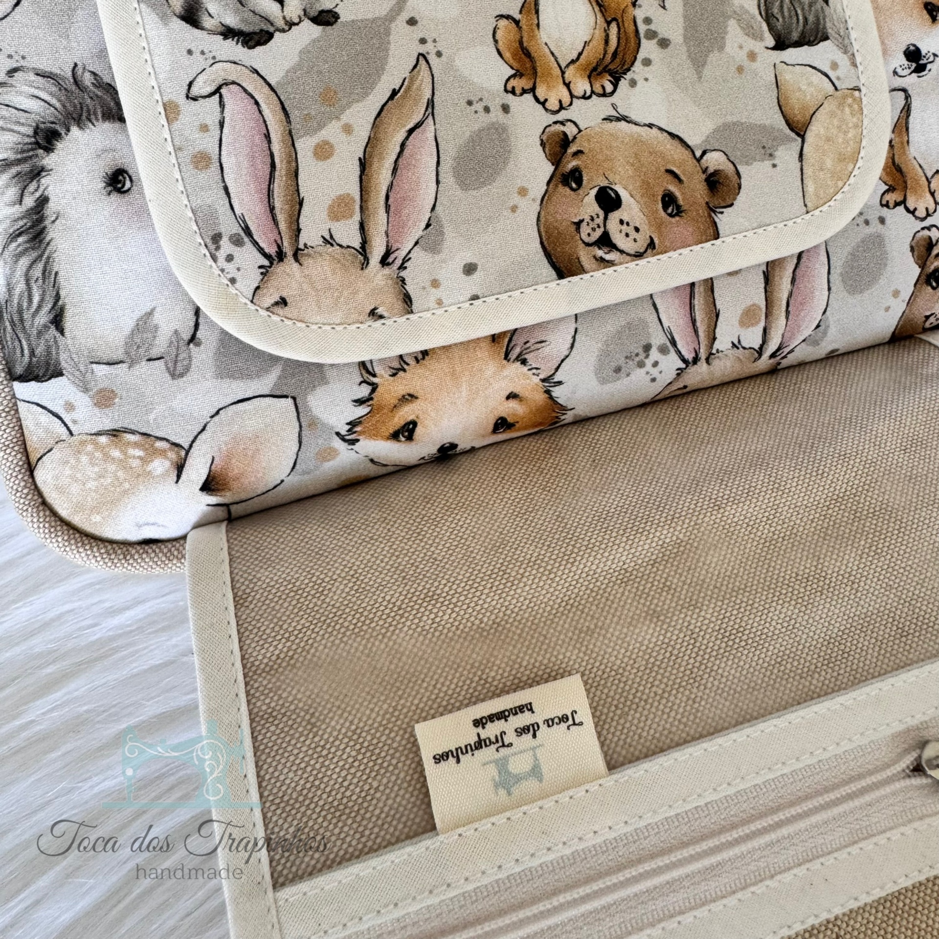 Estojo tecido com estampado de animais e etiqueta Toa das Arpahes