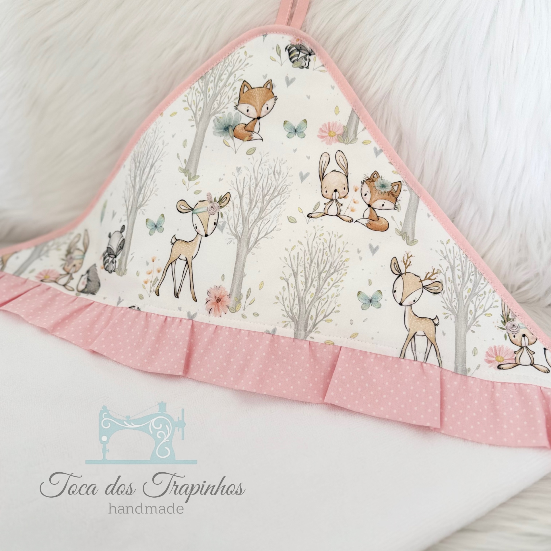 Toalha de banho branca e rosa para bebé com padrão de animais da floresta