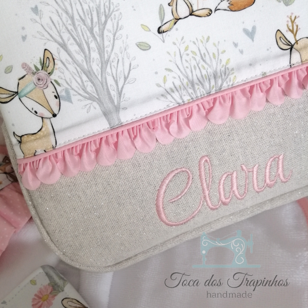 Toalhinha bordada com nome Clara e estampado de veados e folhas