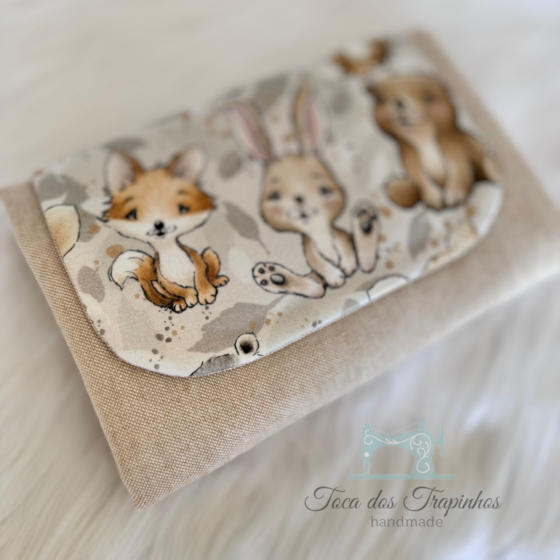 Carteira handmade com tecido estampado de animais e tecido bege sólido