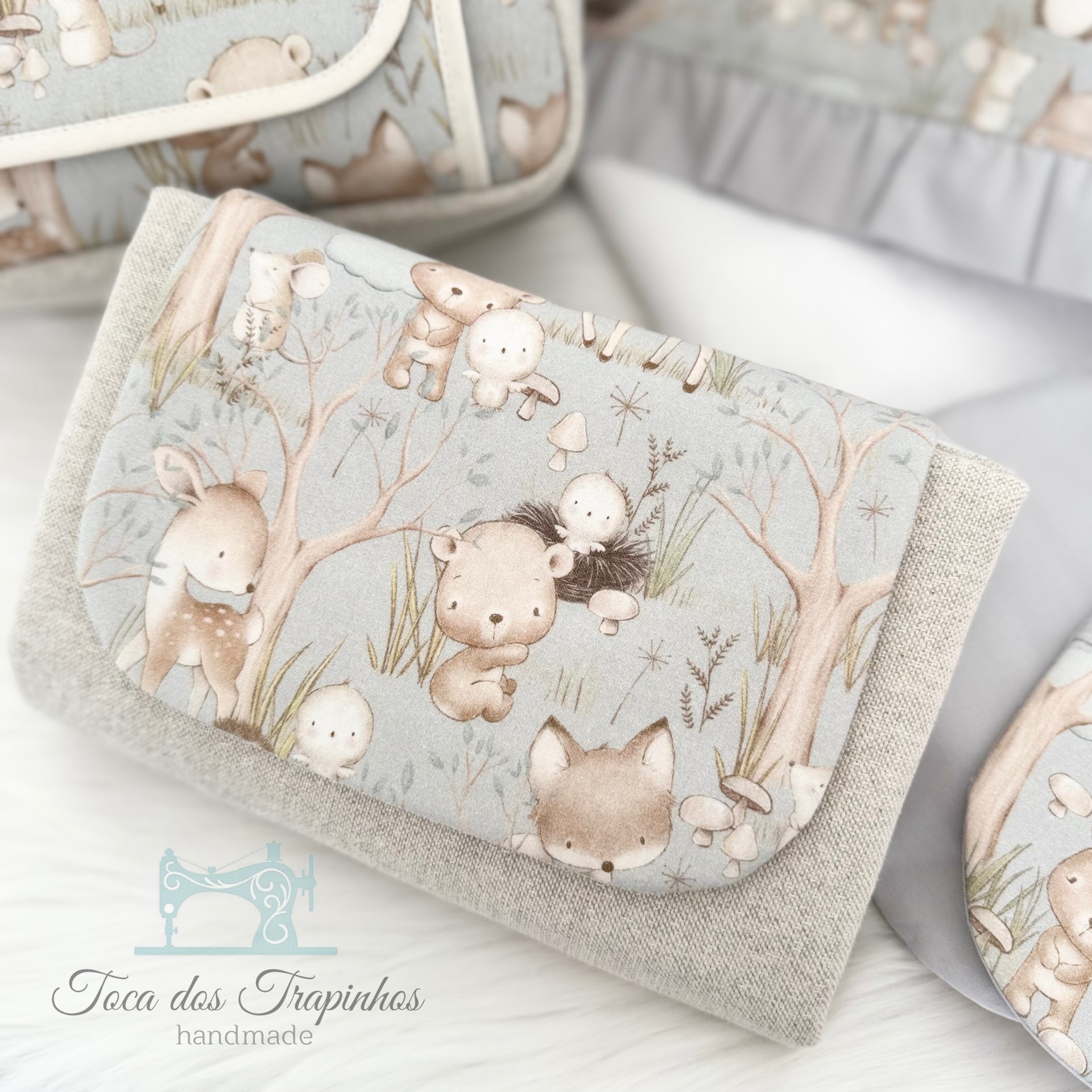 Carteira pequena de tecido com desenho de animais e plantas