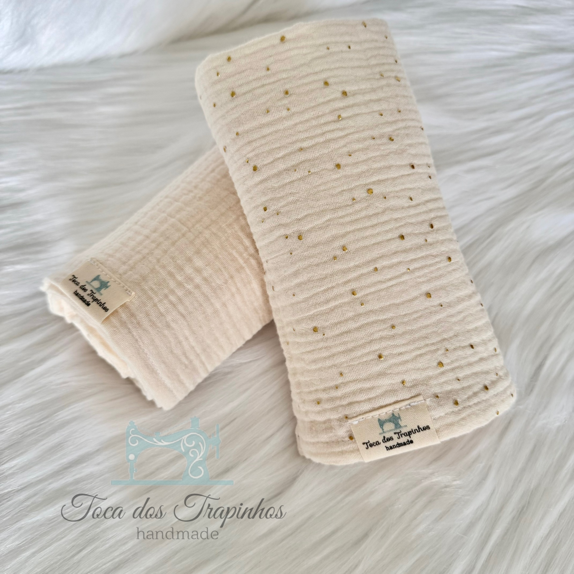 Dois panos creme texturizados com etiqueta Toca dos Trapinhos handmade