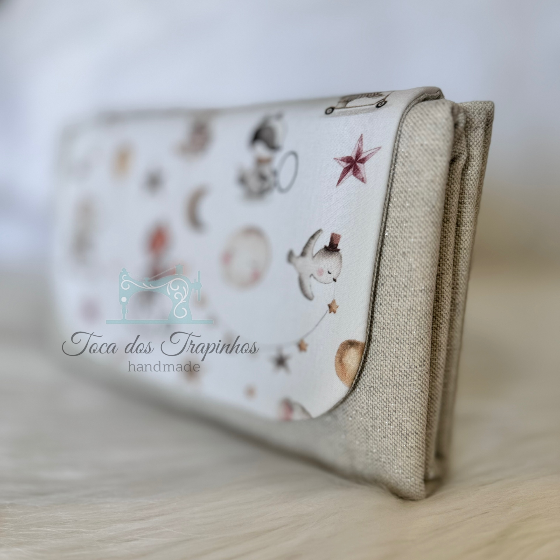 Carteira de tecido com padrão infantil e textura de linho