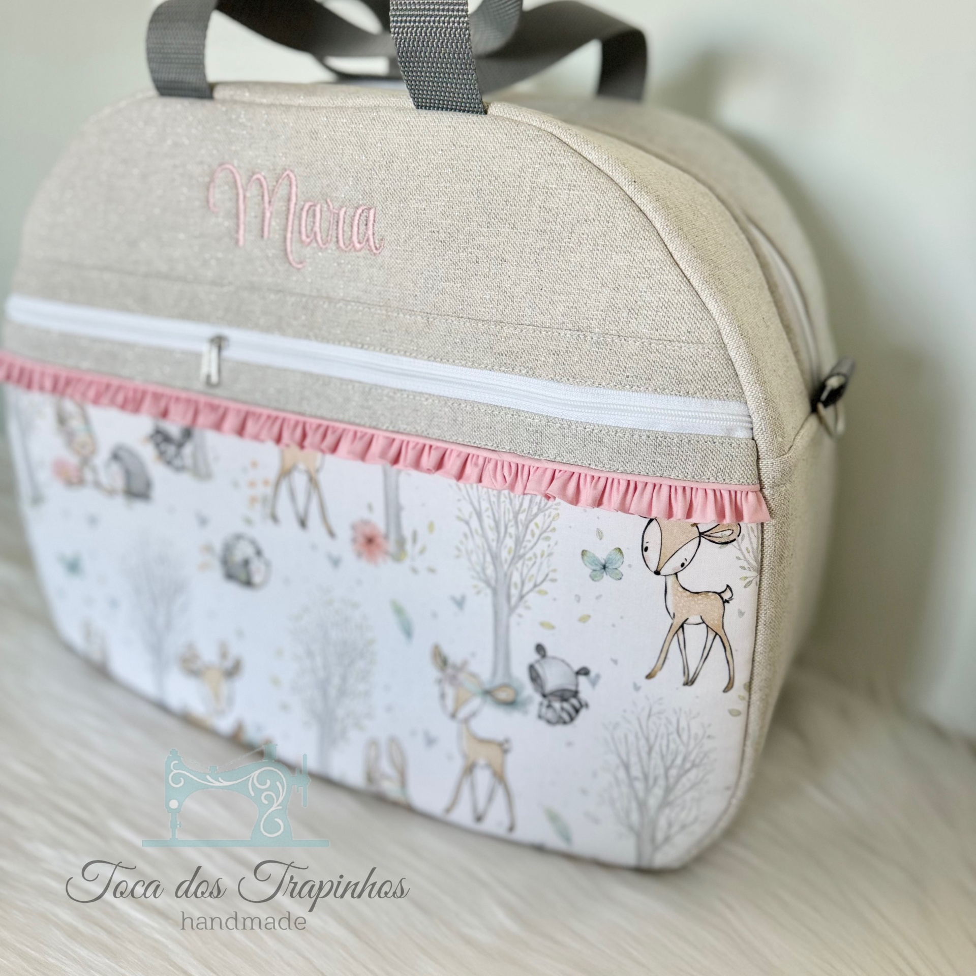 Mala de bebé cinzenta com padrão de veados e rosas, com bordado 'Mama'