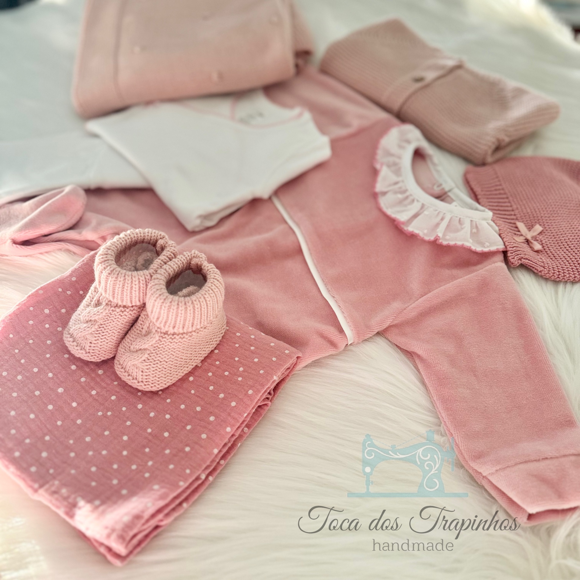Conjunto roupa bebé rosa e branca de malha com sapatinhos e gorro, etiqueta 'Toca dos Trapinhos handmade'