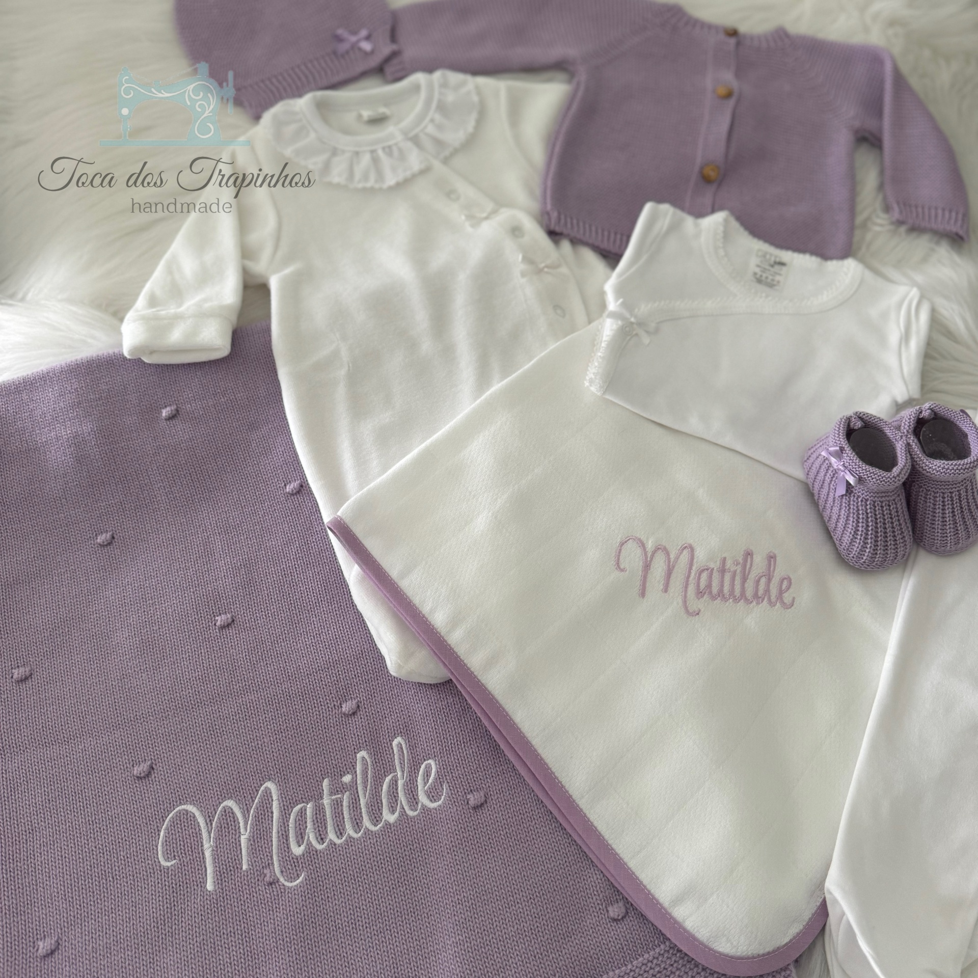 Conjunto de roupa de bebé branco e roxo com manta, bata, casaco, camisa e sapatinhos