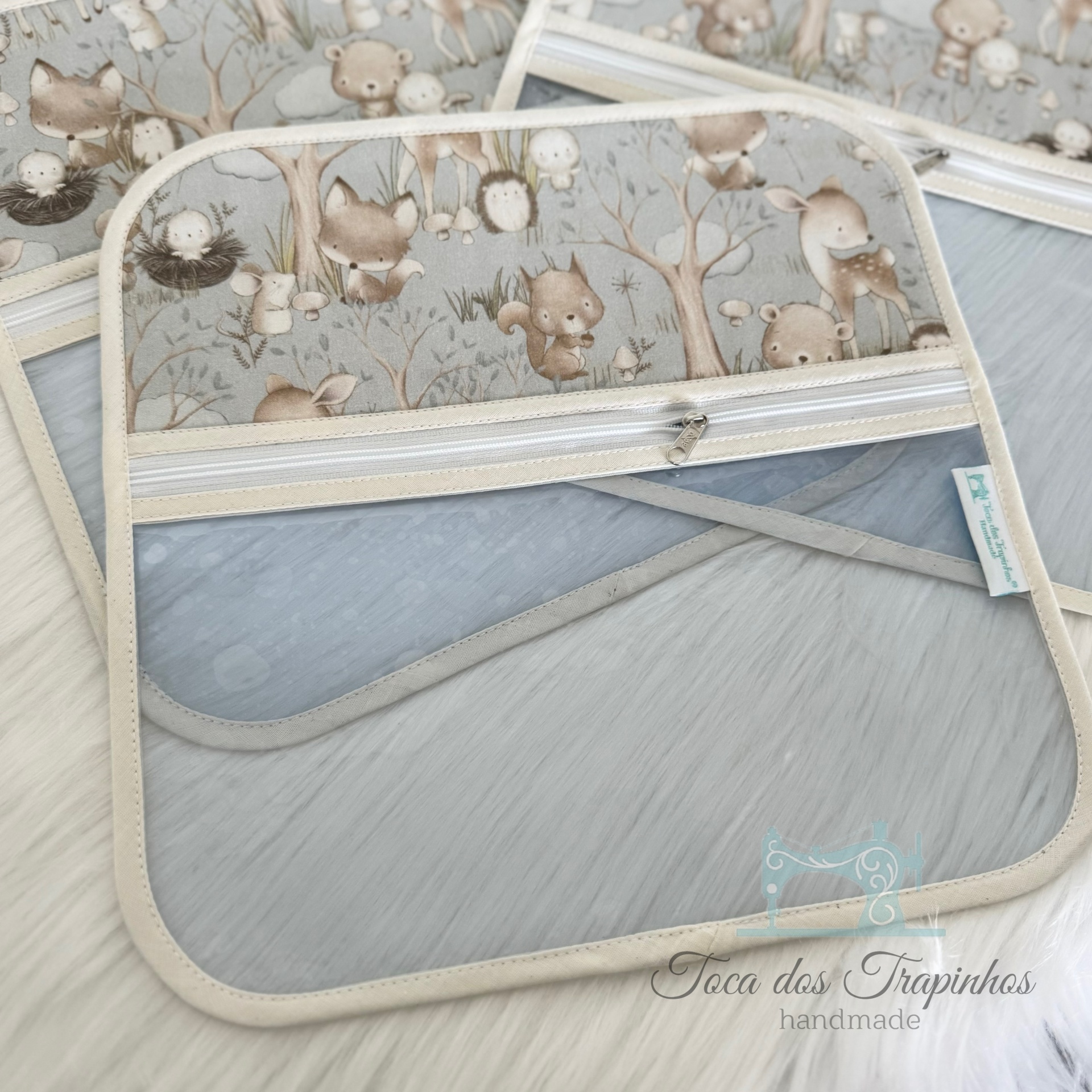 Bolsa organizadora em tecido com padrão de animais da floresta em tons neutros