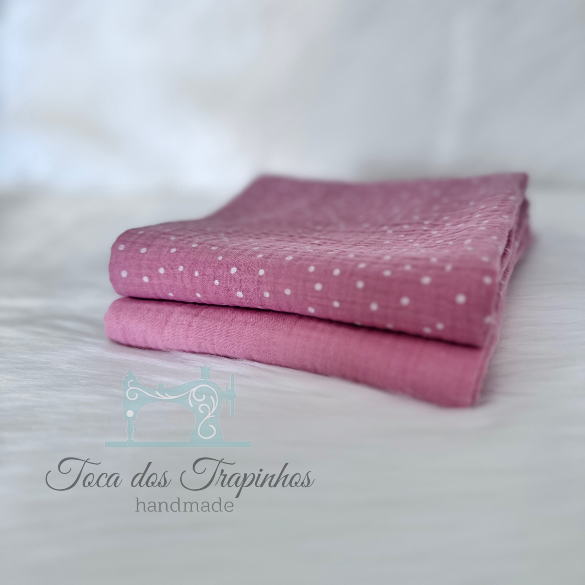 Toalhas de tecido cor de rosa com padrão de bolinhas e lisa