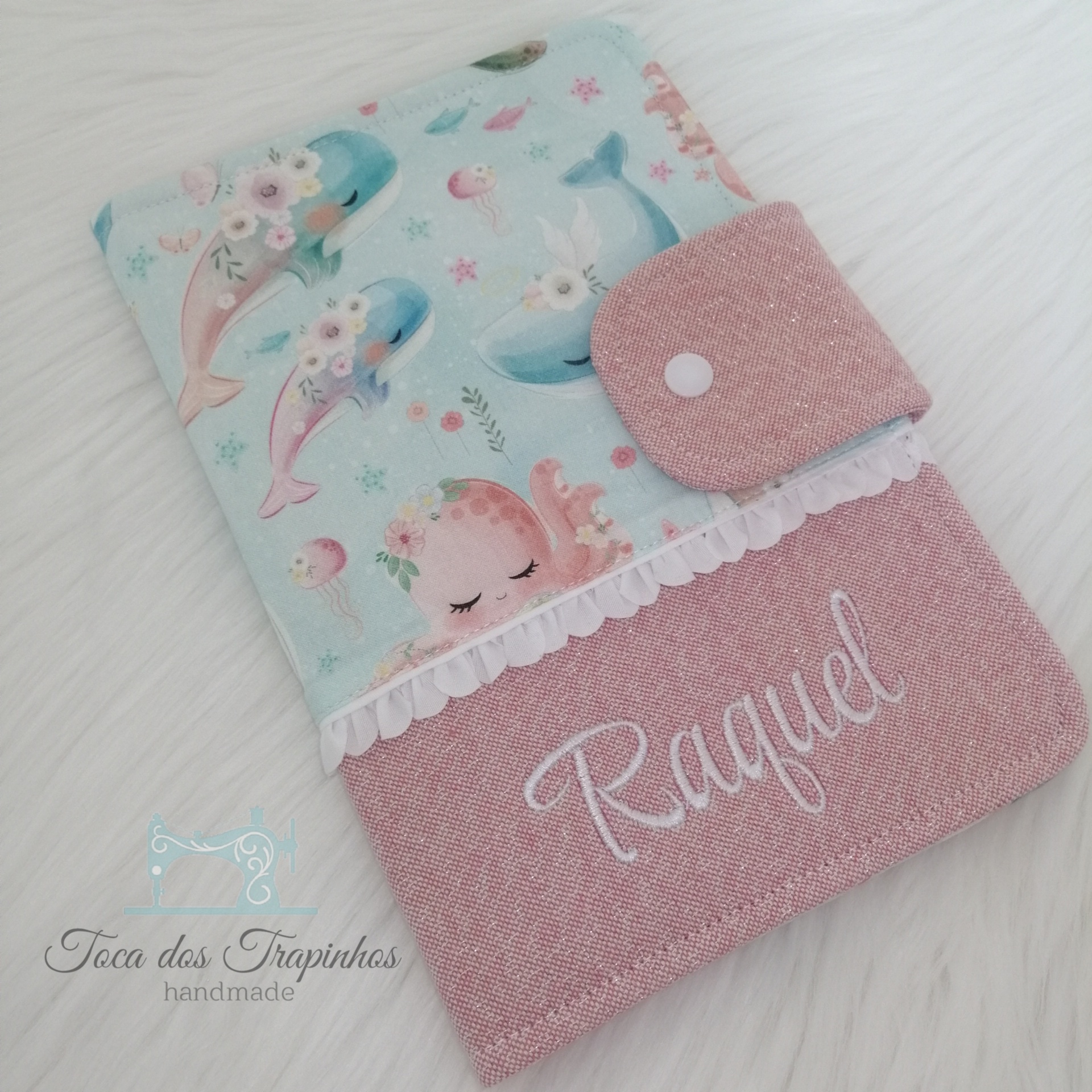 estojo rosa e azul claro com animais marinhos e nome Raquel bordado