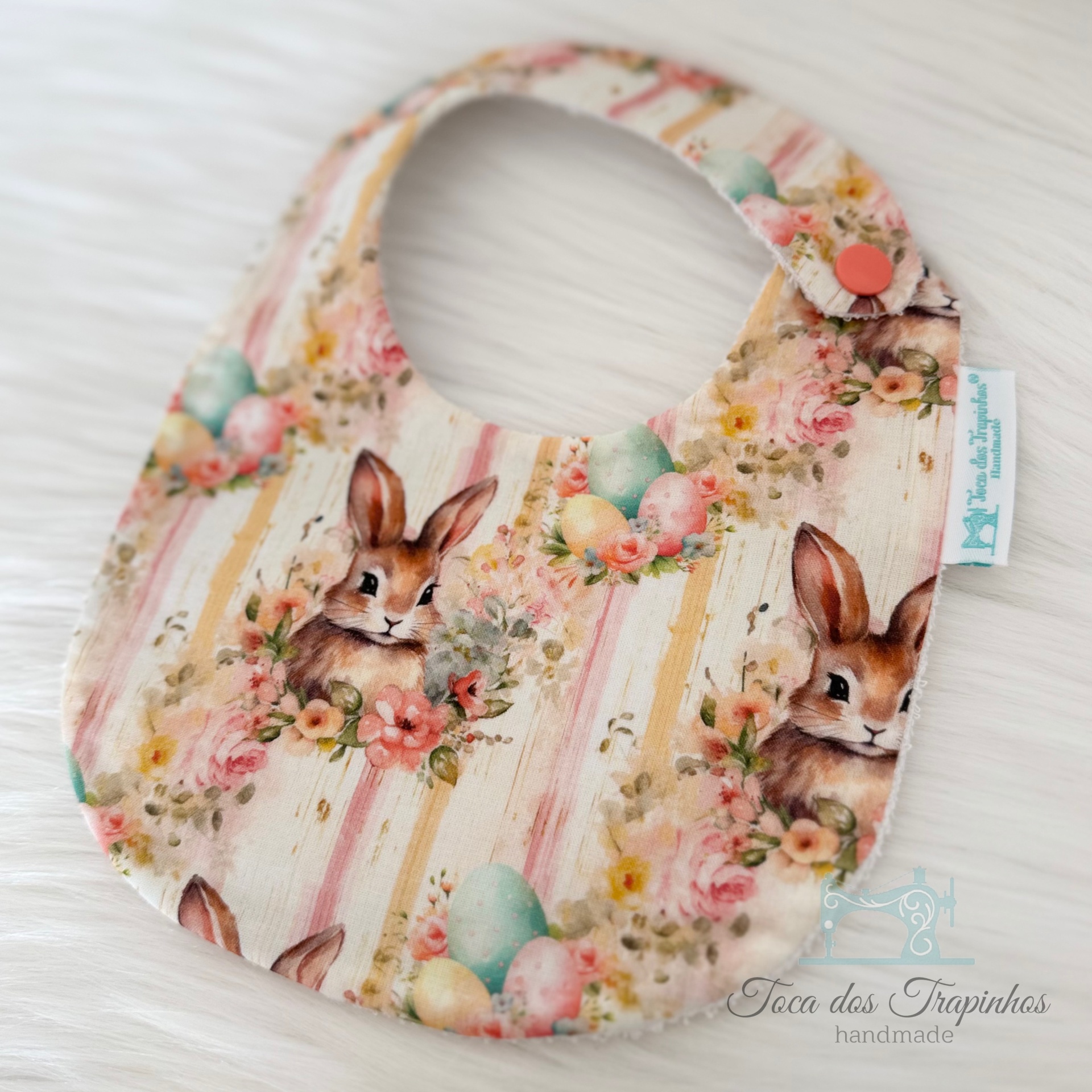 Babete para bebé com padrão de coelhos e flores coloridas